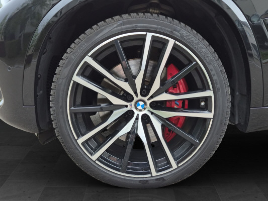 BMW X5 xDrive M50i-image-12