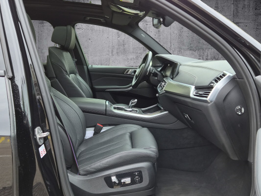 BMW X5 xDrive M50i-image-6