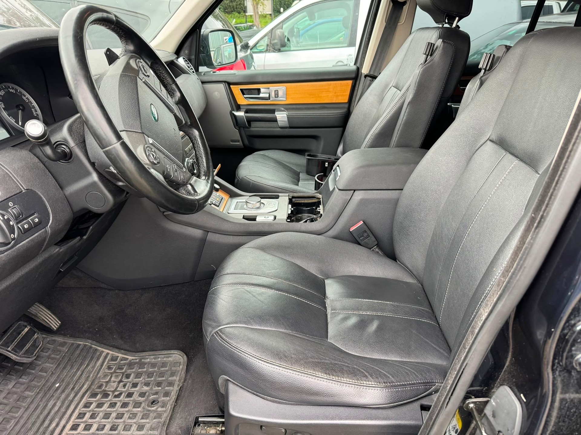 LAND ROVER Discovery 3.0 SDV6 HSE Automatic-image-4