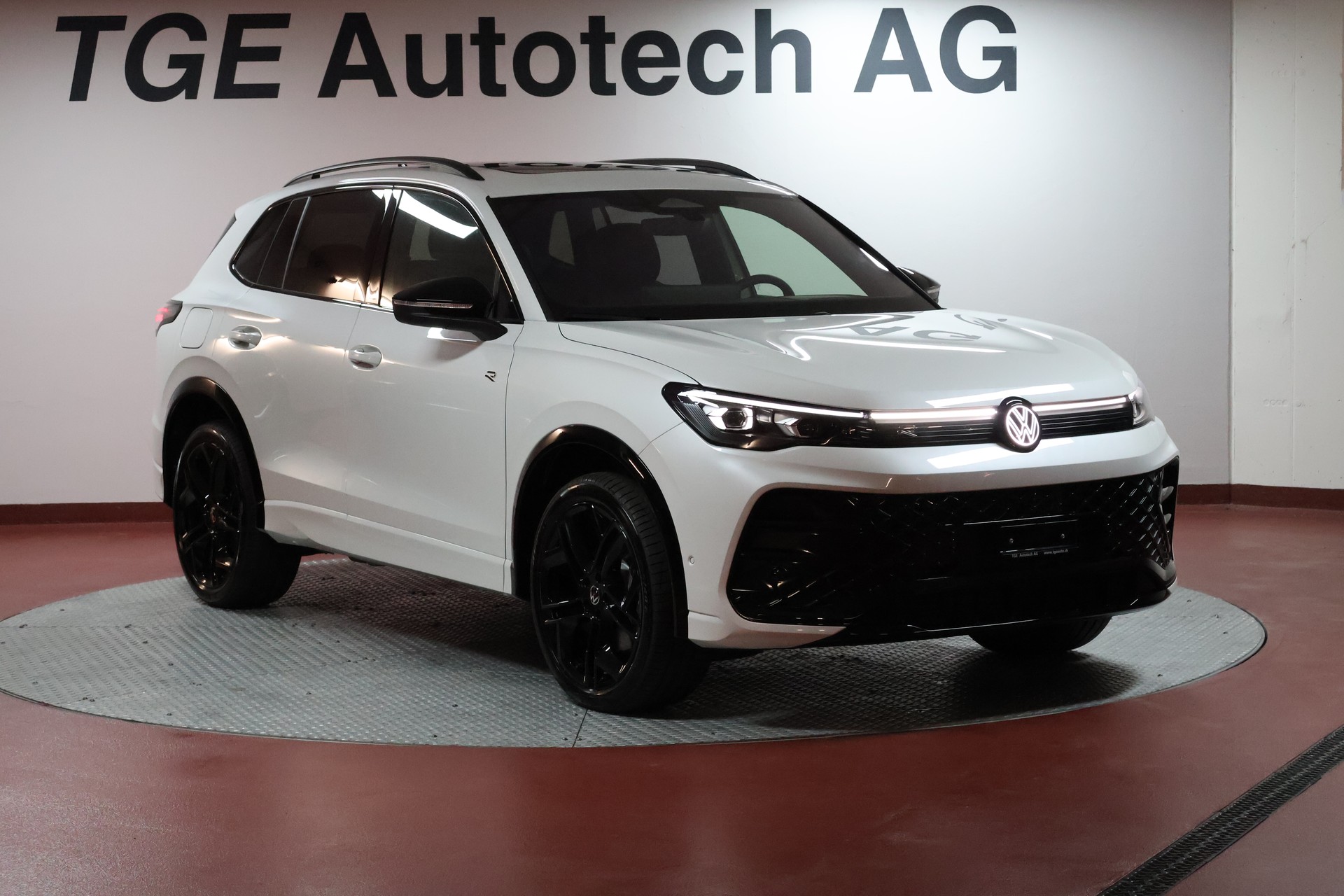 VW Tiguan 2.0 TDI SCR R-Line 4Motion DSG-showroom-element-2