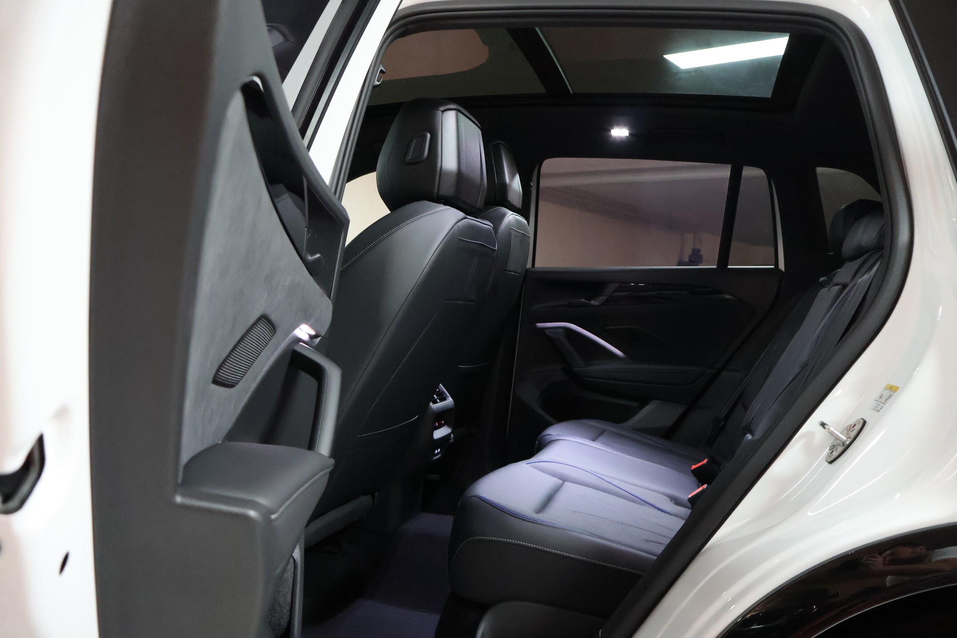 VW Tiguan 2.0 TDI SCR R-Line 4Motion DSG-image-18