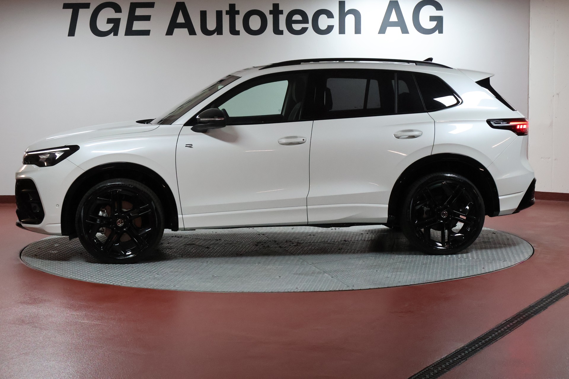 VW Tiguan 2.0 TDI SCR R-Line 4Motion DSG-showroom-element-3