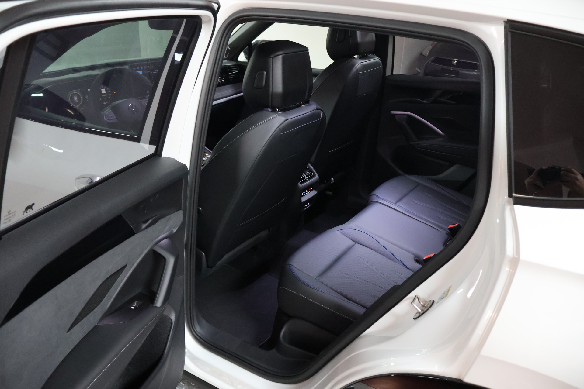 VW Tiguan 2.0 TDI SCR R-Line 4Motion DSG-image-16