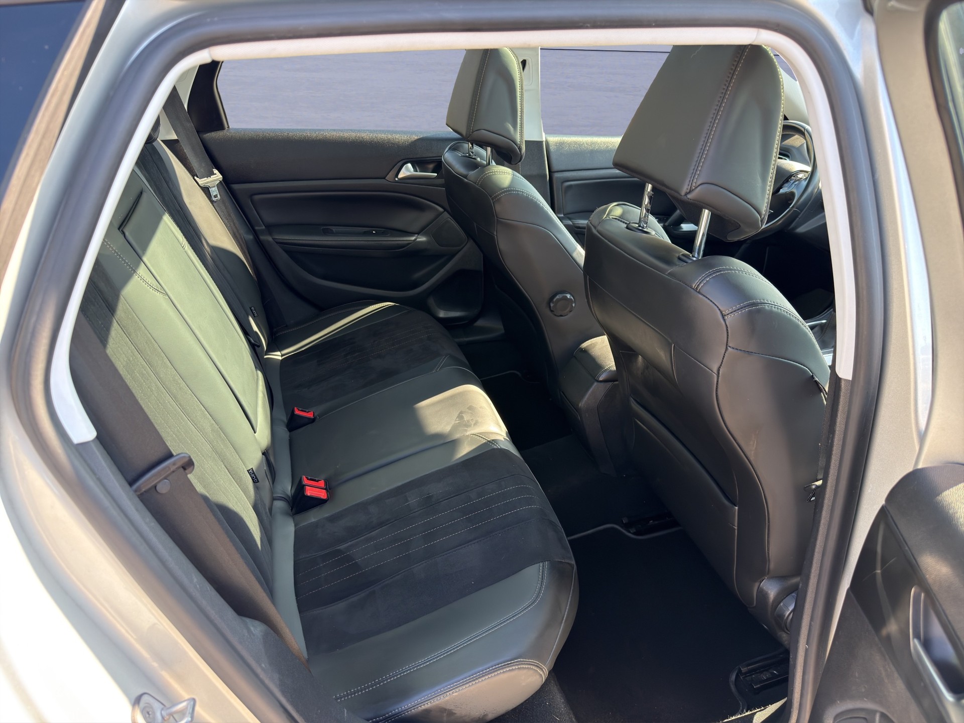 PEUGEOT 308 SW 2.0 BlueHDI GT Automatic-image-11