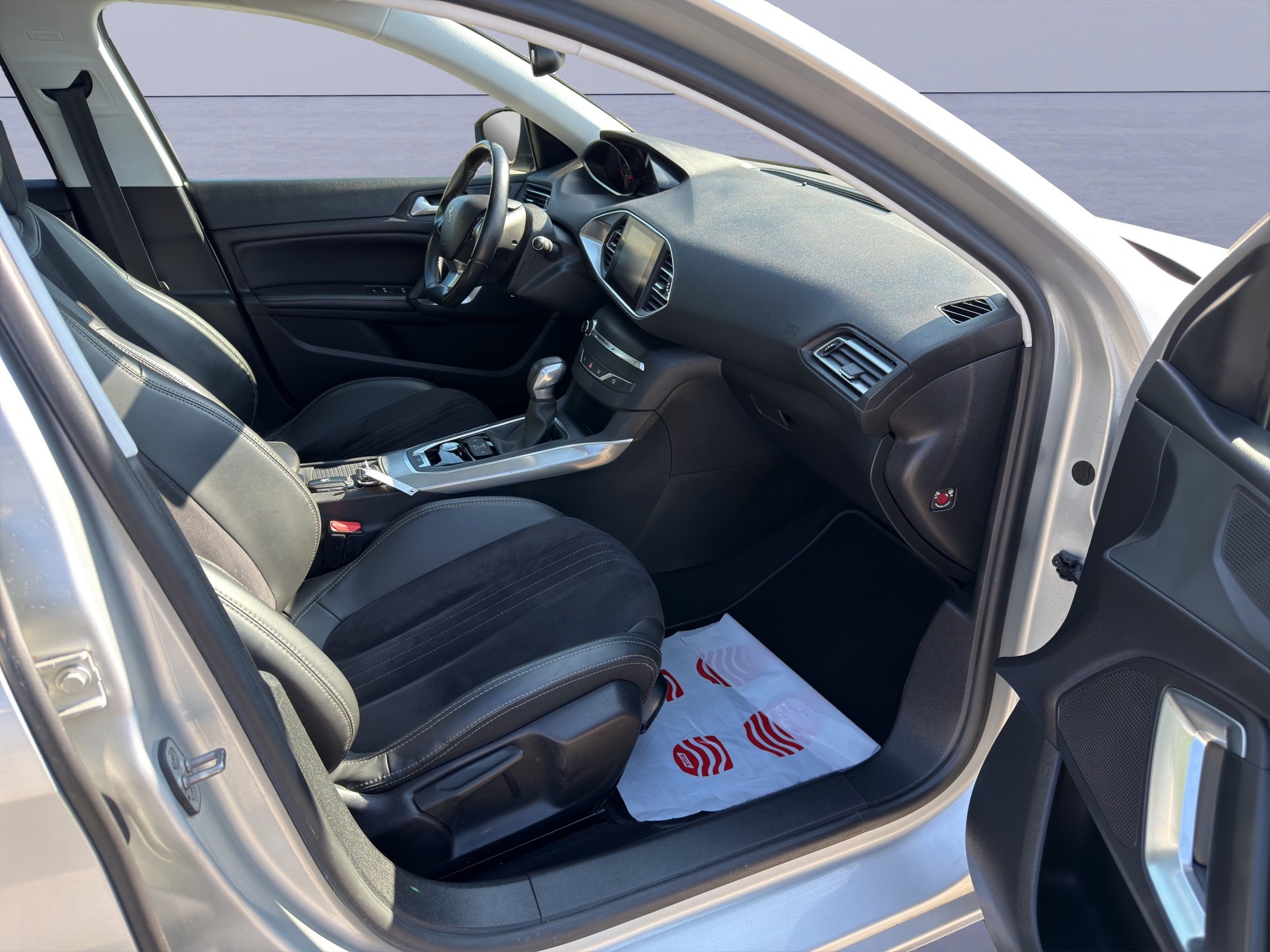 PEUGEOT 308 SW 2.0 BlueHDI GT Automatic-image-8