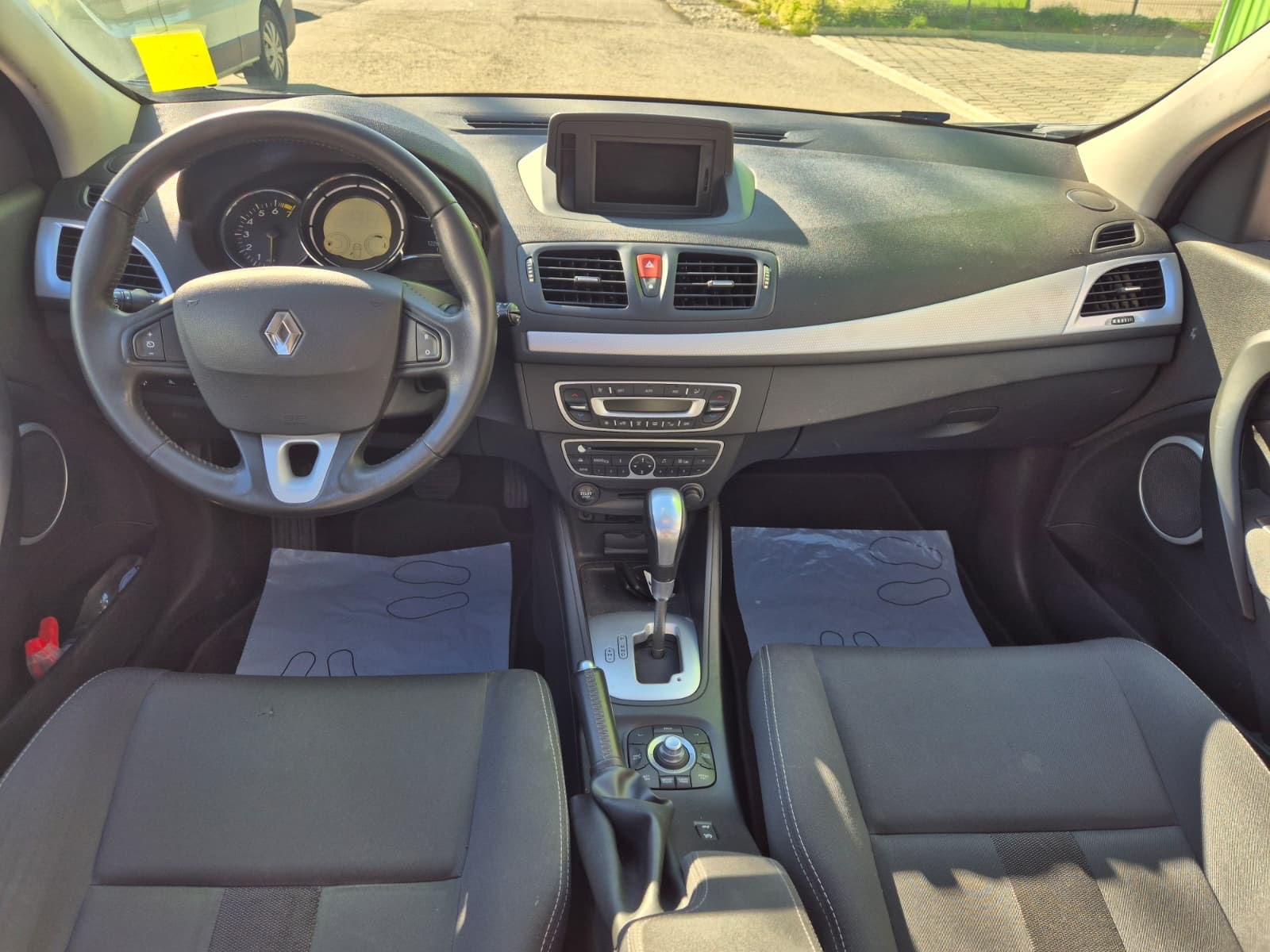 RENAULT Mégane 2.0 16V Privilège CVT-image-10