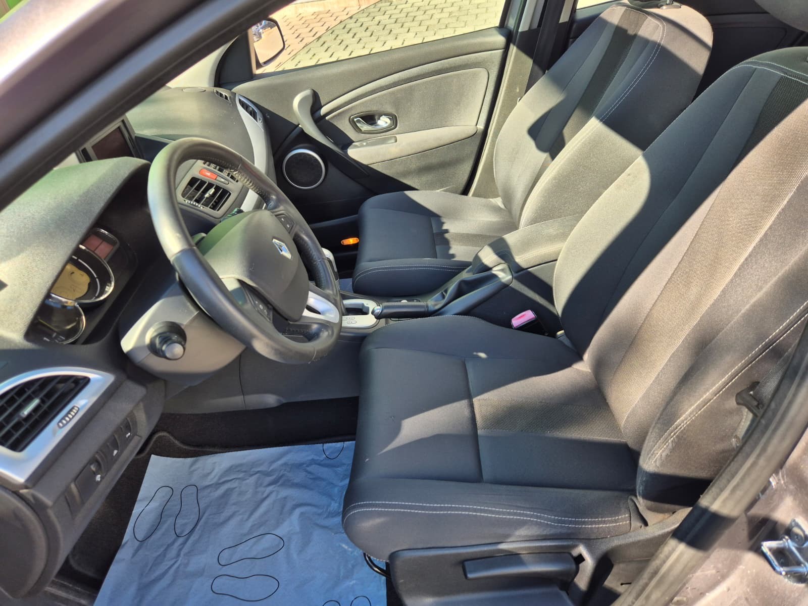 RENAULT Mégane 2.0 16V Privilège CVT-image-9