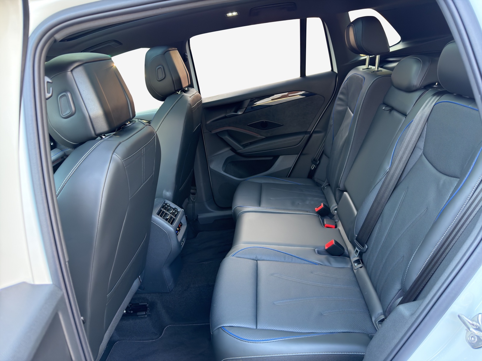 VW Tiguan 2.0 TDI SCR R-Line 4Motion DSG-image-11