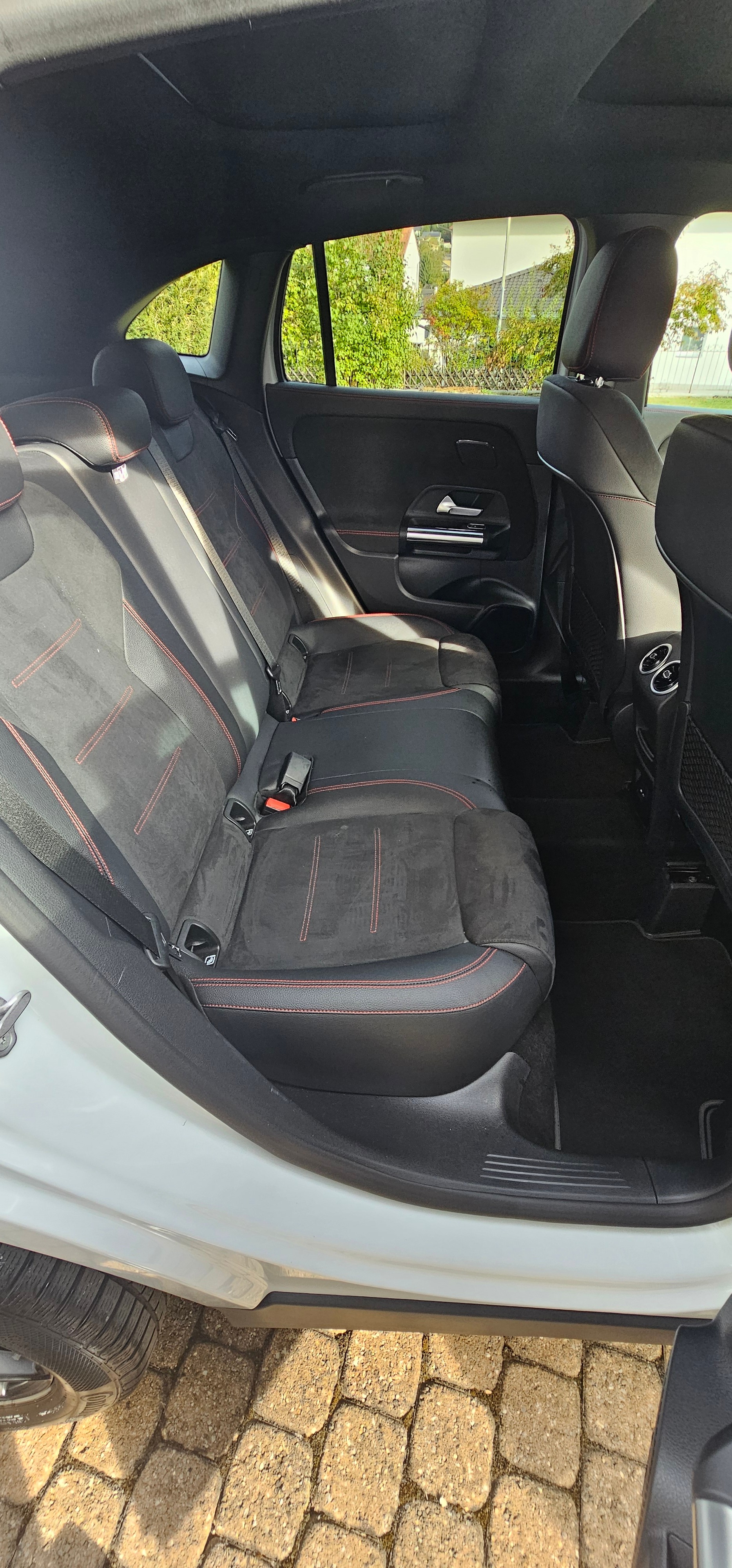MERCEDES-BENZ GLA 250 AMG Line 4matic-image-4