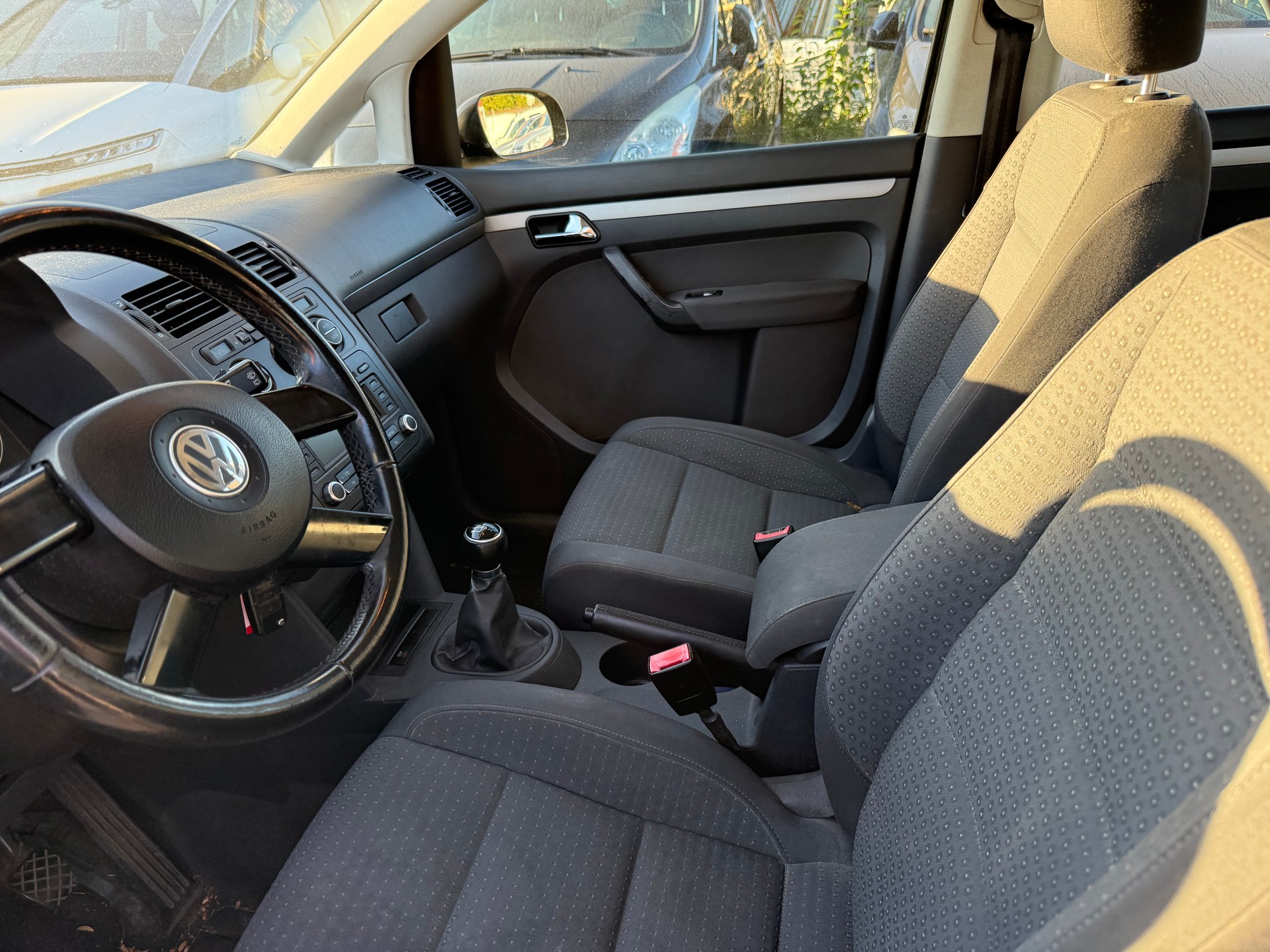 VW Touran 2.0 TDI Trendline Traveller-image-8