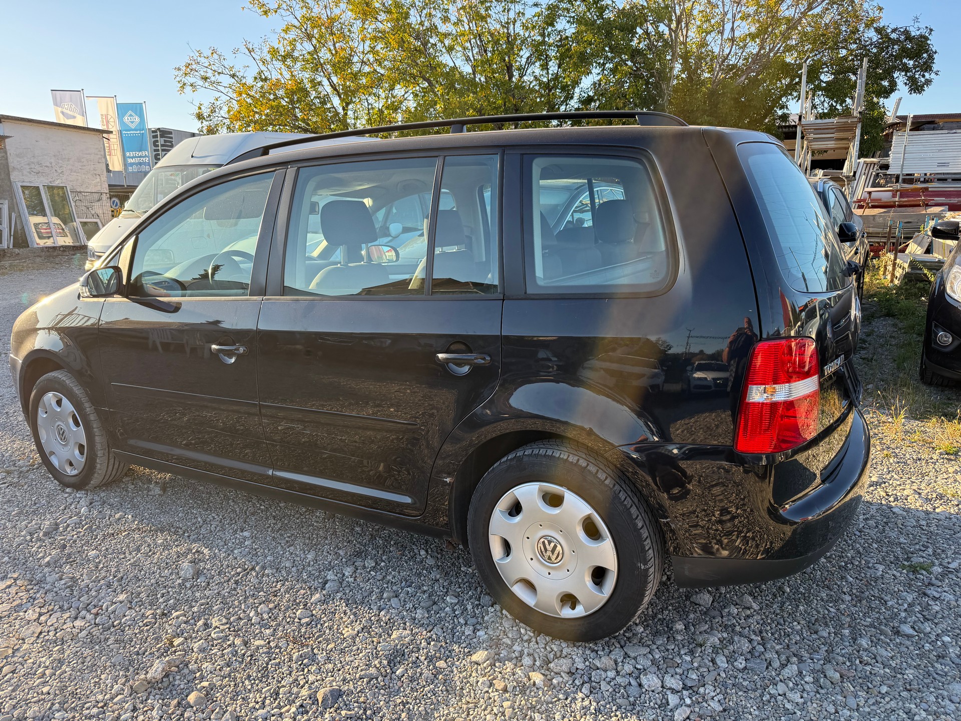 VW Touran 2.0 TDI Trendline Traveller-image-6