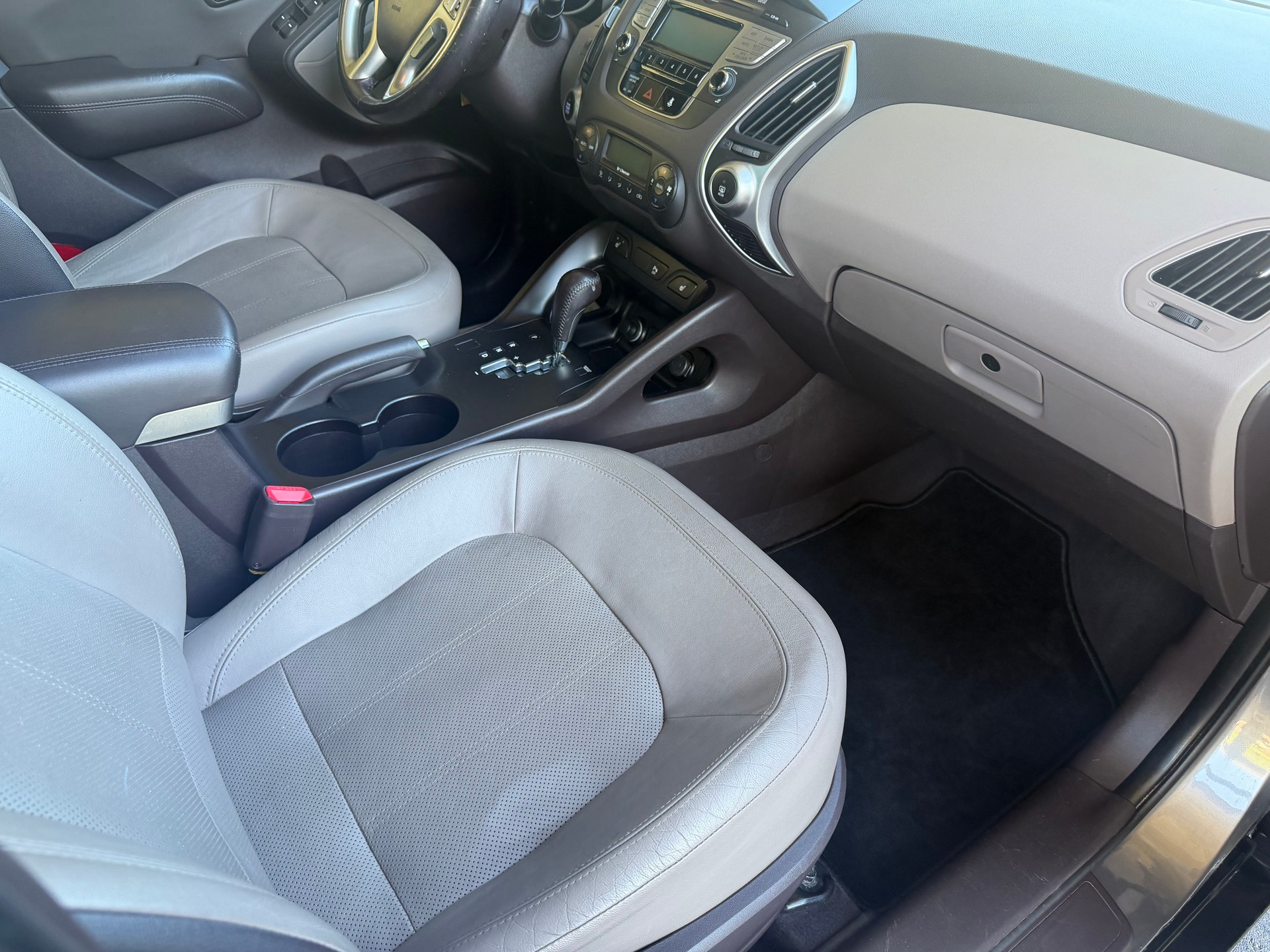 HYUNDAI iX 35 2.0 Premium 4WD Automatic-image-8