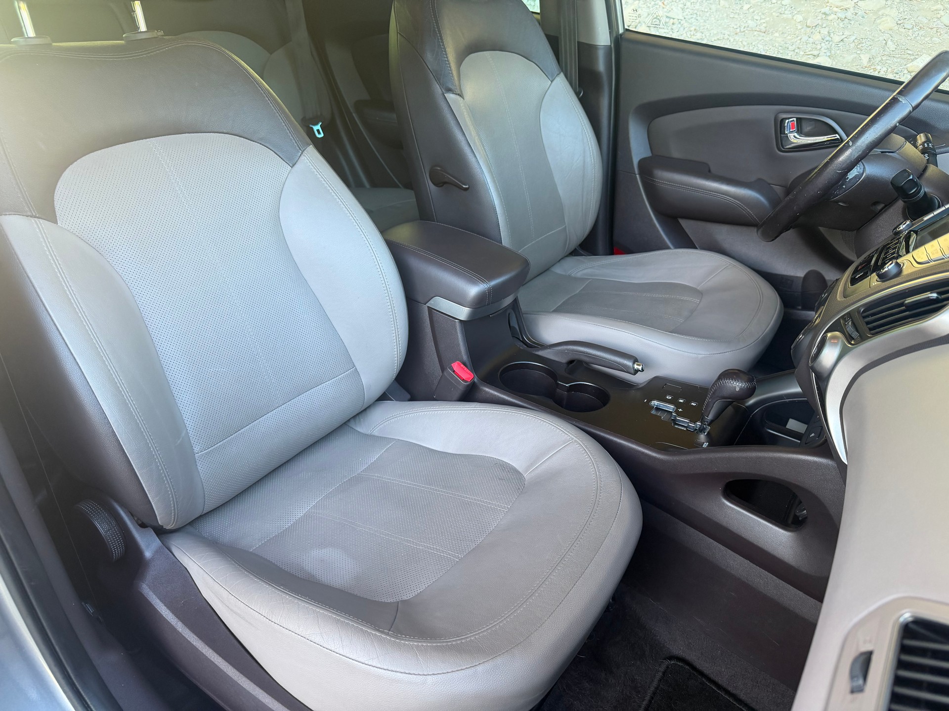 HYUNDAI iX 35 2.0 Premium 4WD Automatic-image-9