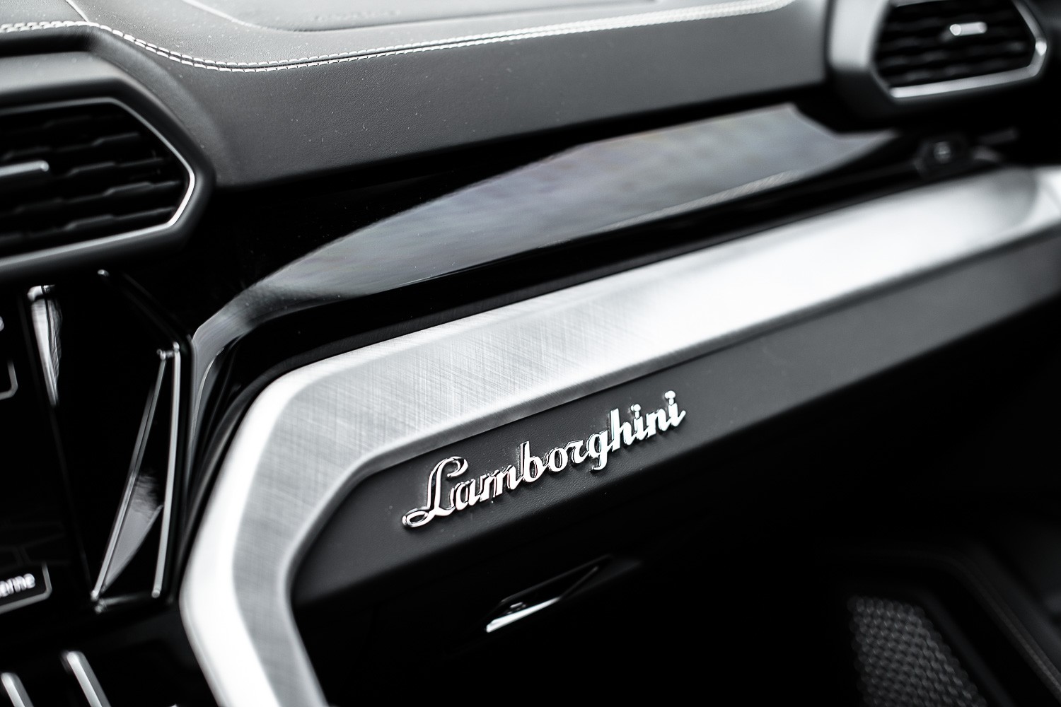 LAMBORGHINI Urus-image-15