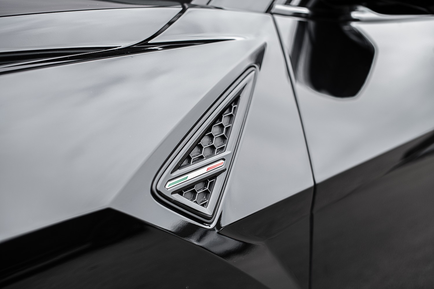 LAMBORGHINI Urus-image-7