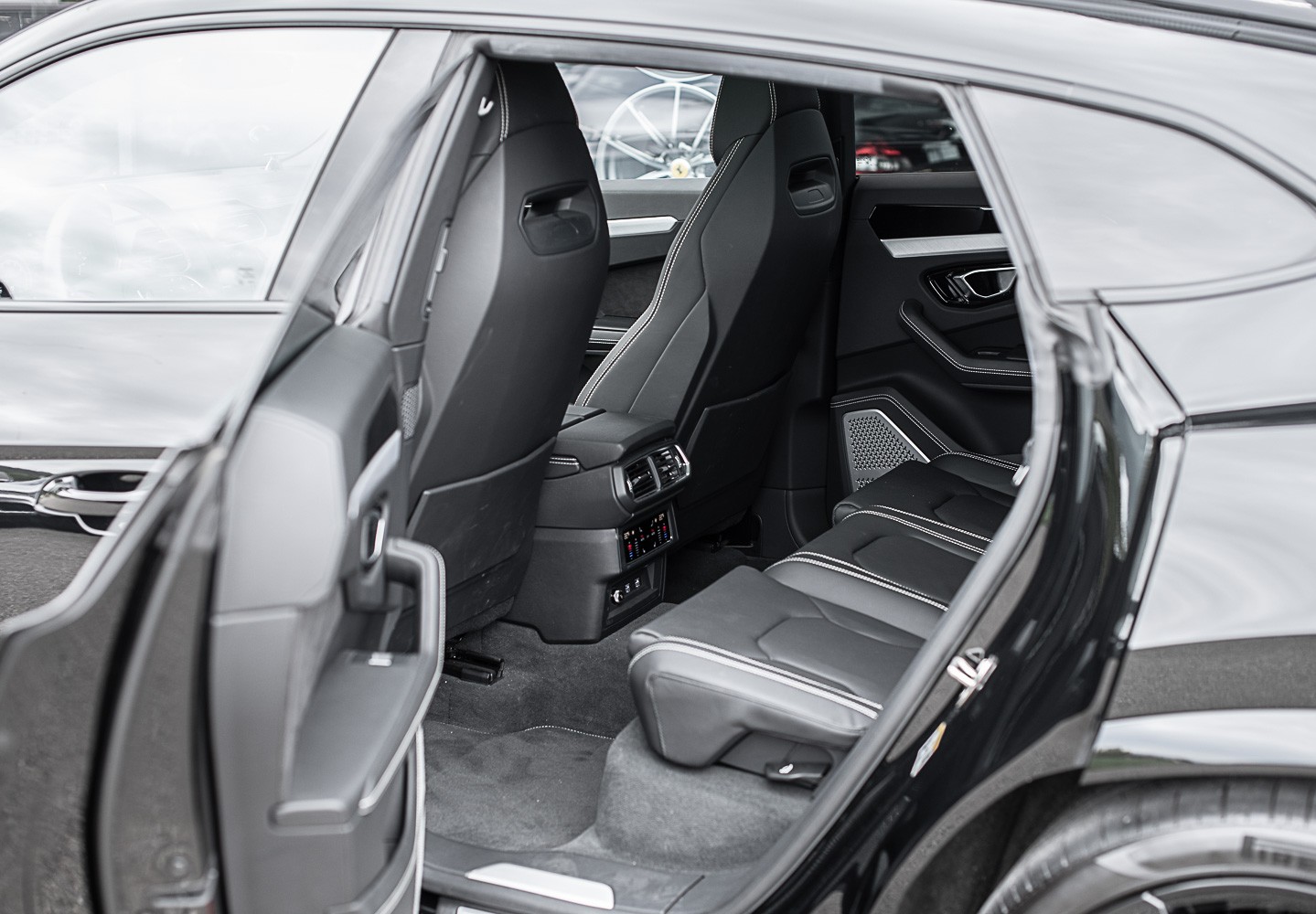 LAMBORGHINI Urus-image-8