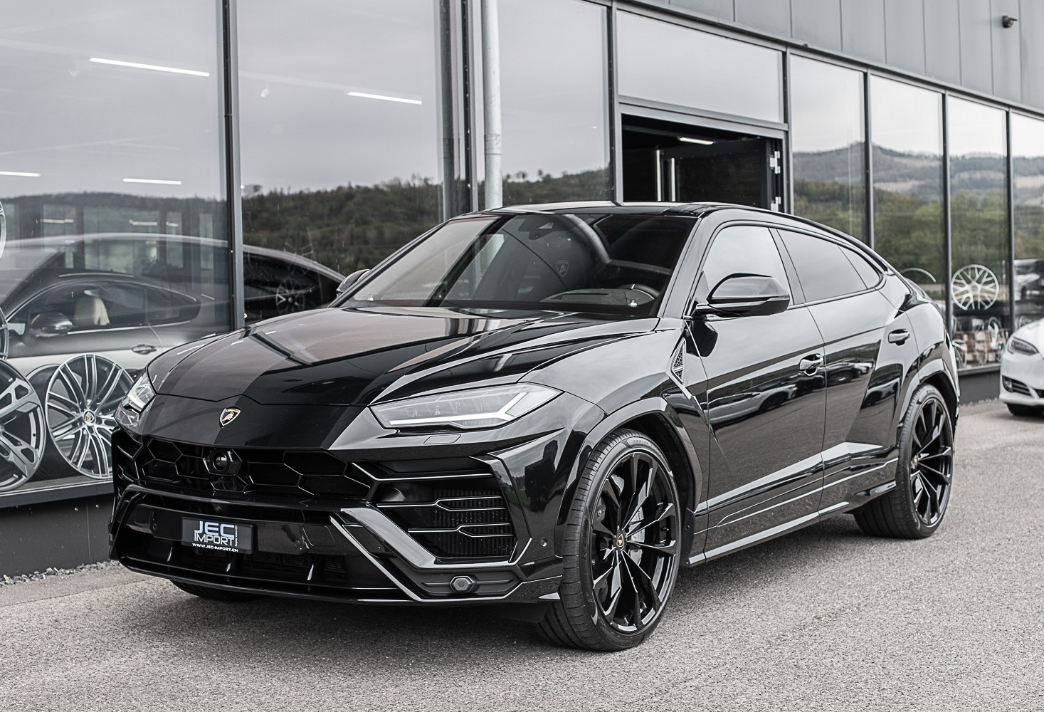 LAMBORGHINI Urus-image-1