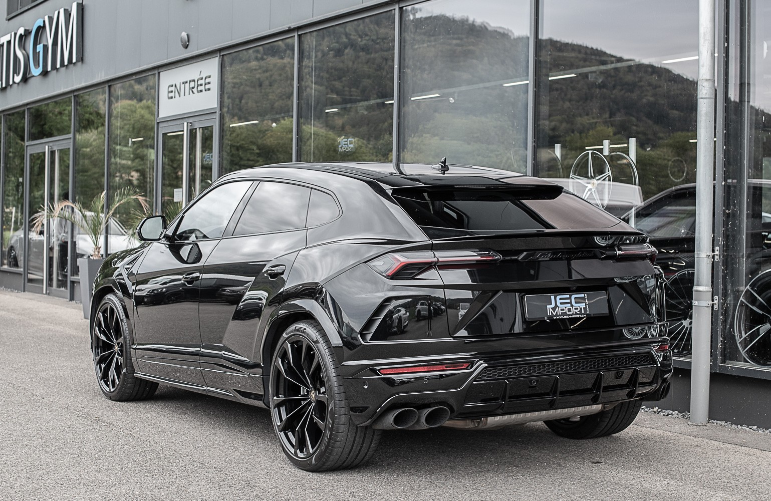 LAMBORGHINI Urus-image-3