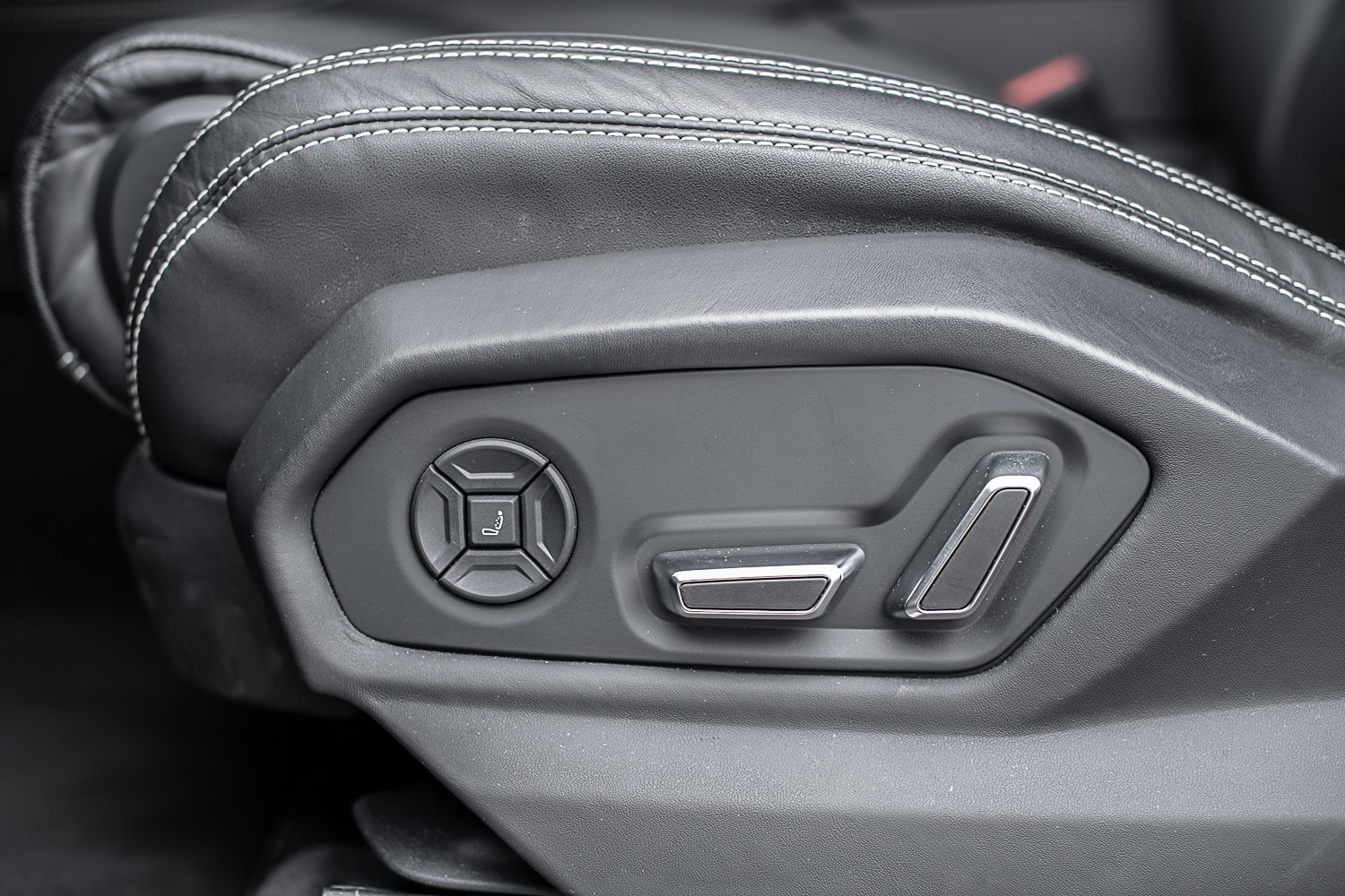 LAMBORGHINI Urus-image-13