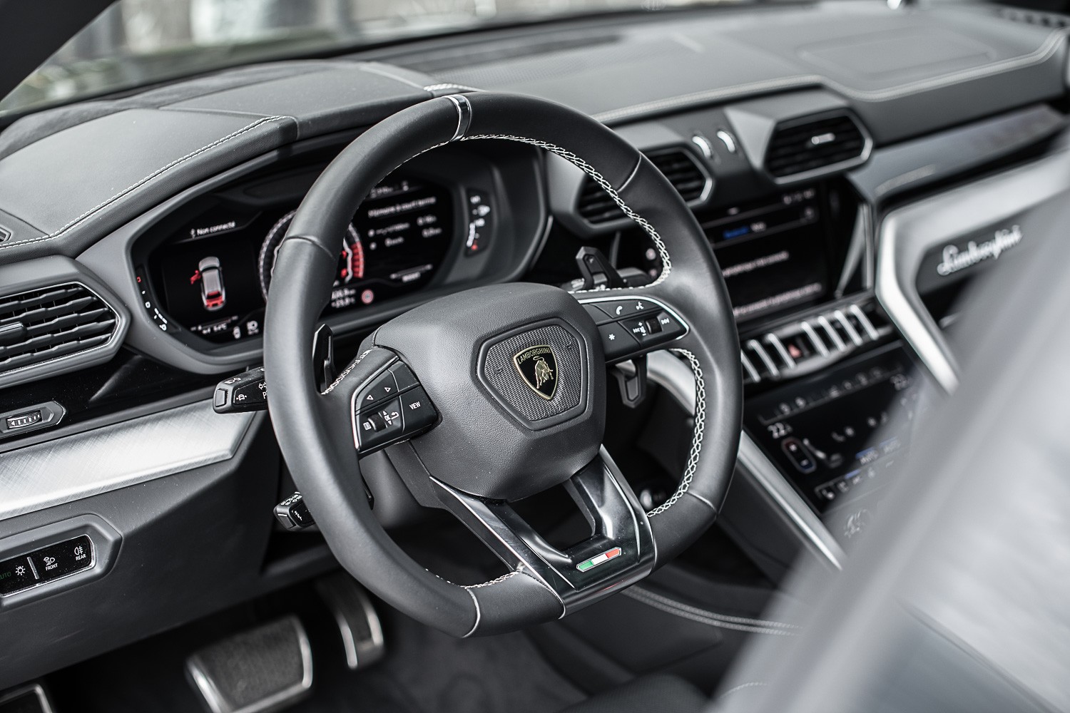 LAMBORGHINI Urus-image-11