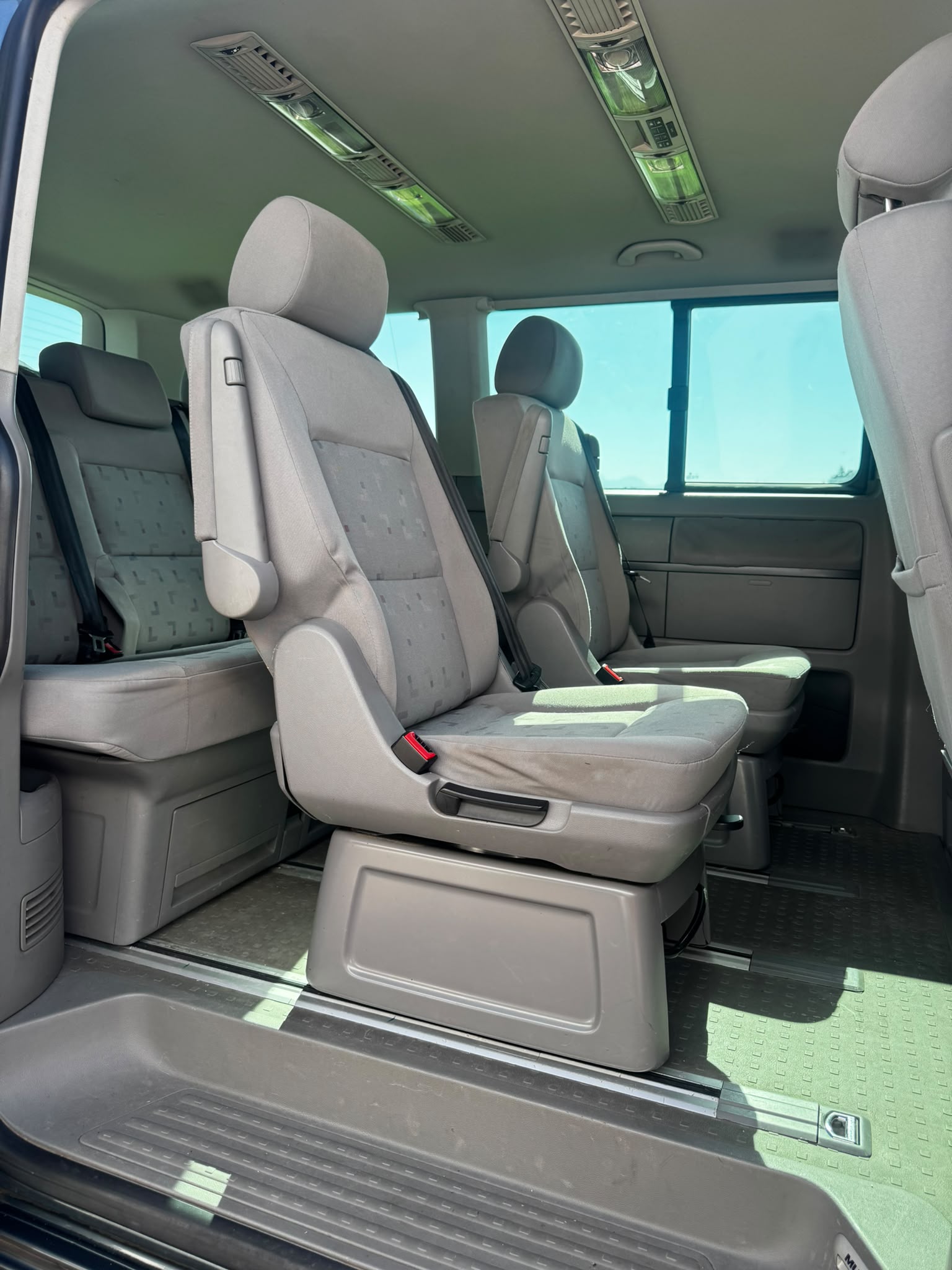 VW T5 Multivan Family 2.5 TDI-image-10