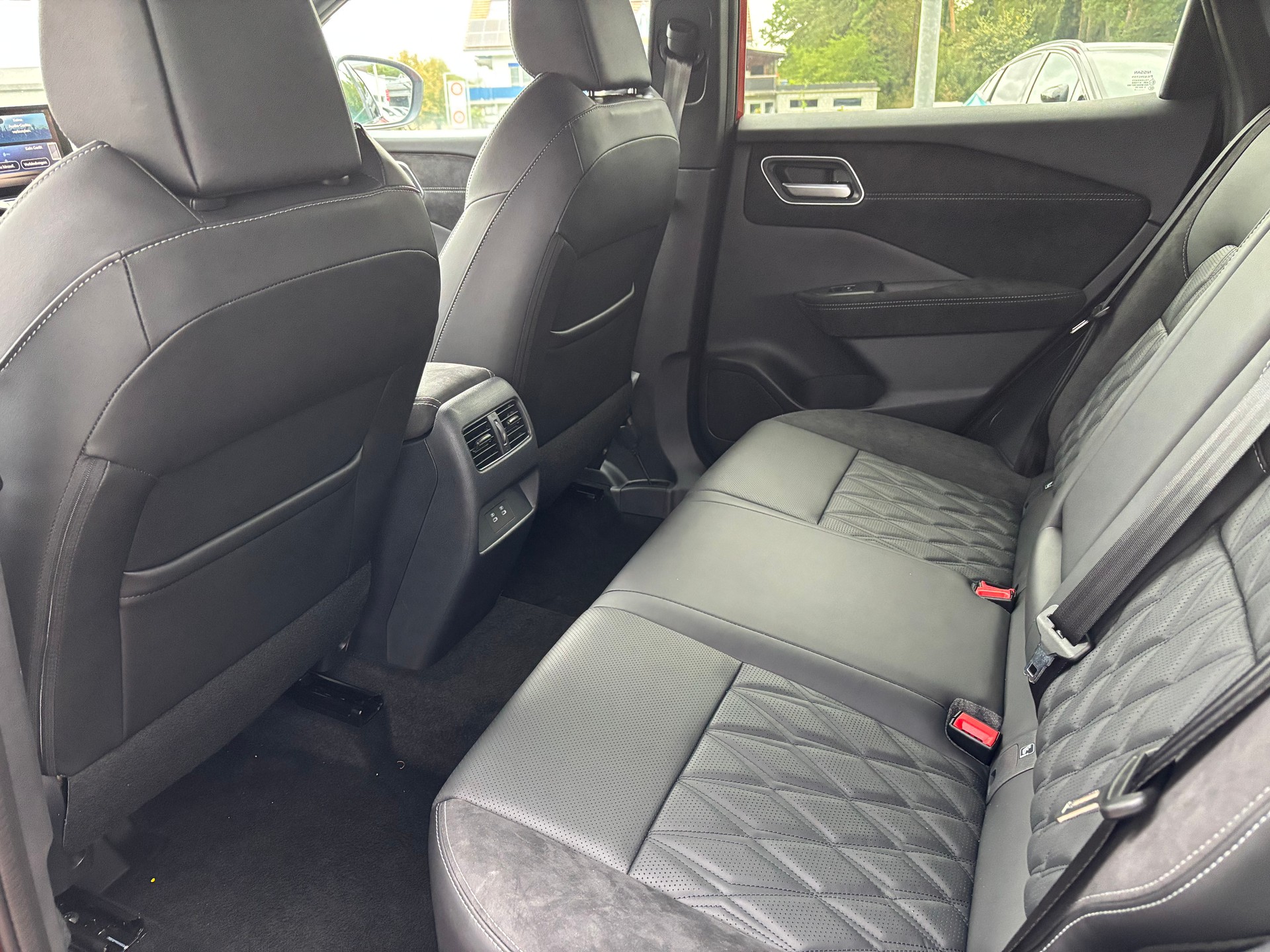 NISSAN Qashqai 1.3 MHEV Tekna+ 4x4-image-8