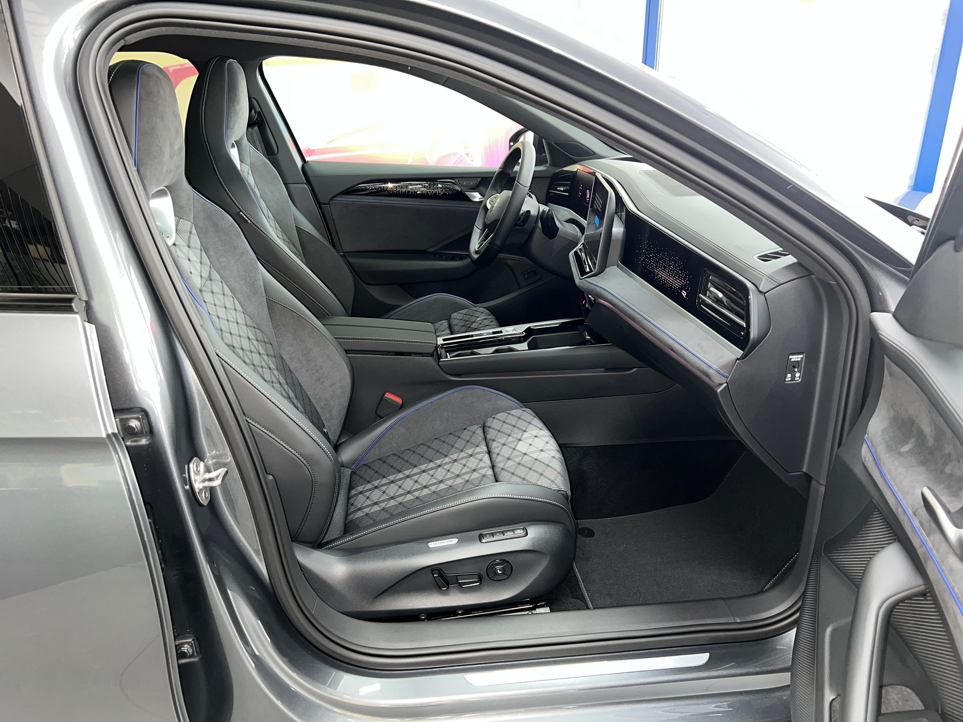 VW Passat Variant 2.0 TDI evo R-Line 4 Motion DSG / 5 Jahre Garantie-image-8