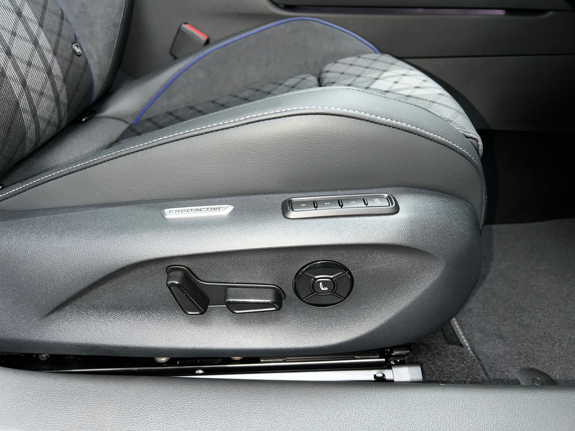 VW Passat Variant 2.0 TDI evo R-Line 4 Motion DSG / 5 Jahre Garantie-image-10