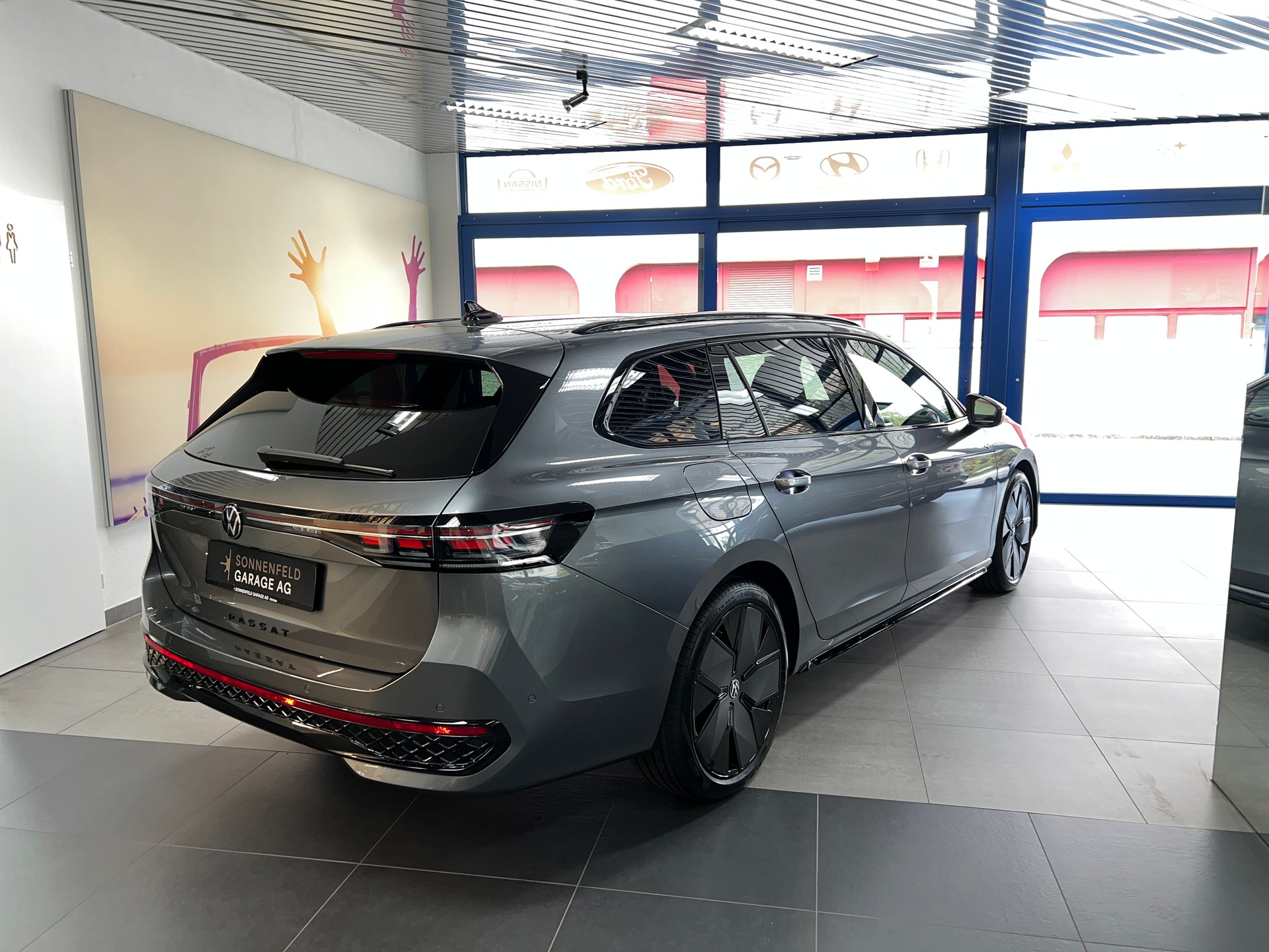 VW Passat Variant 2.0 TDI evo R-Line 4 Motion DSG / 5 Jahre Garantie-image-5