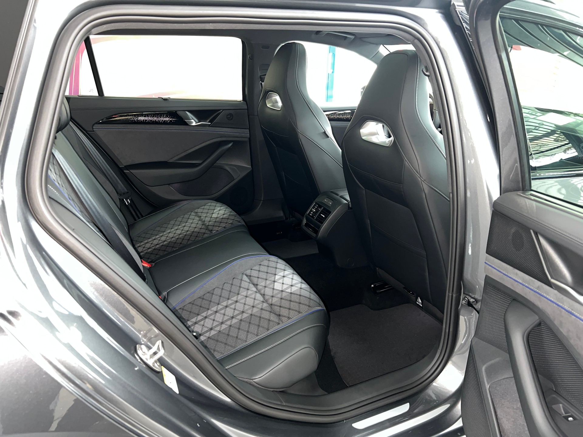 VW Passat Variant 2.0 TDI evo R-Line 4 Motion DSG / 5 Jahre Garantie-image-7