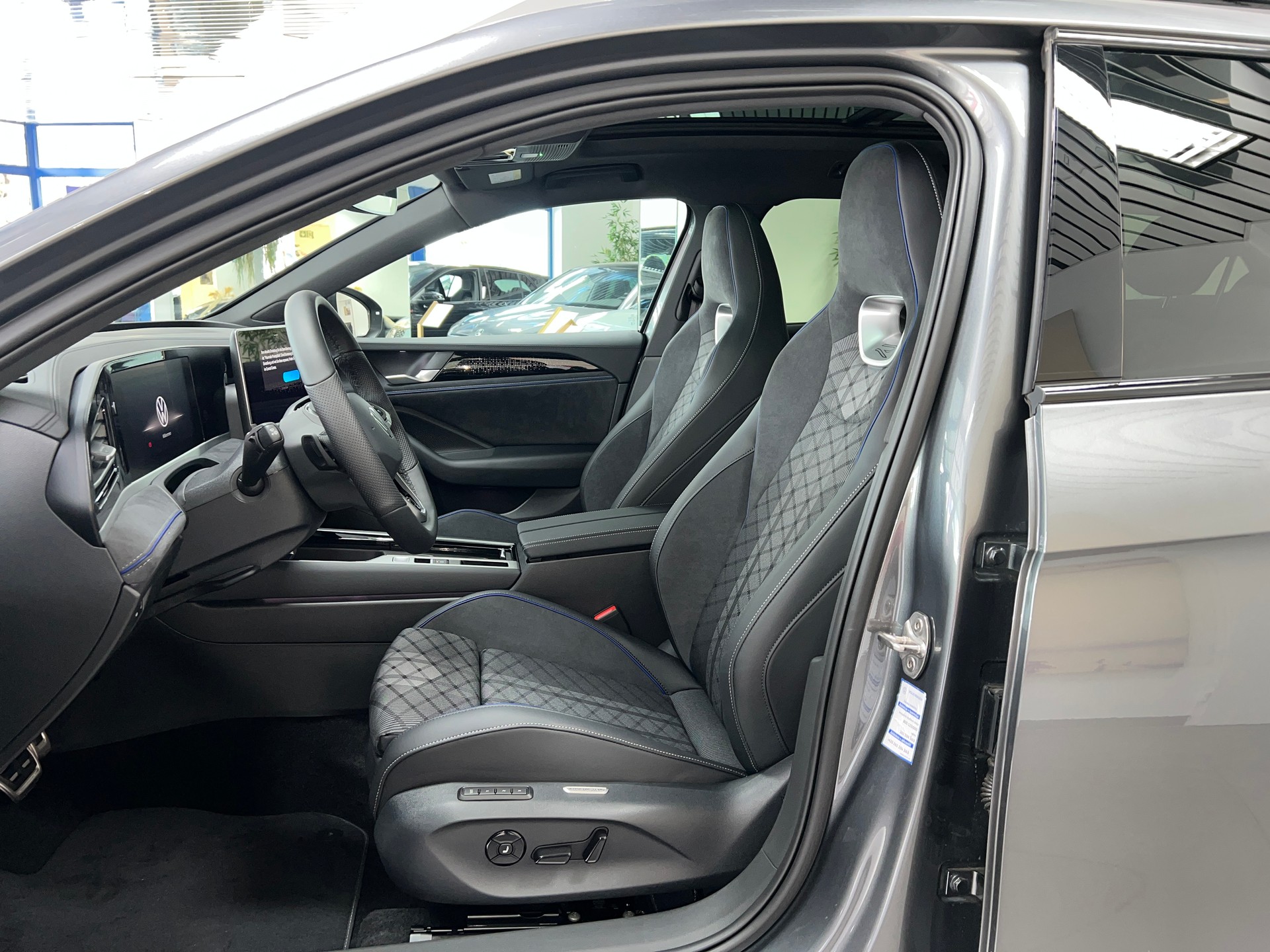 VW Passat Variant 2.0 TDI evo R-Line 4 Motion DSG / 5 Jahre Garantie-image-12