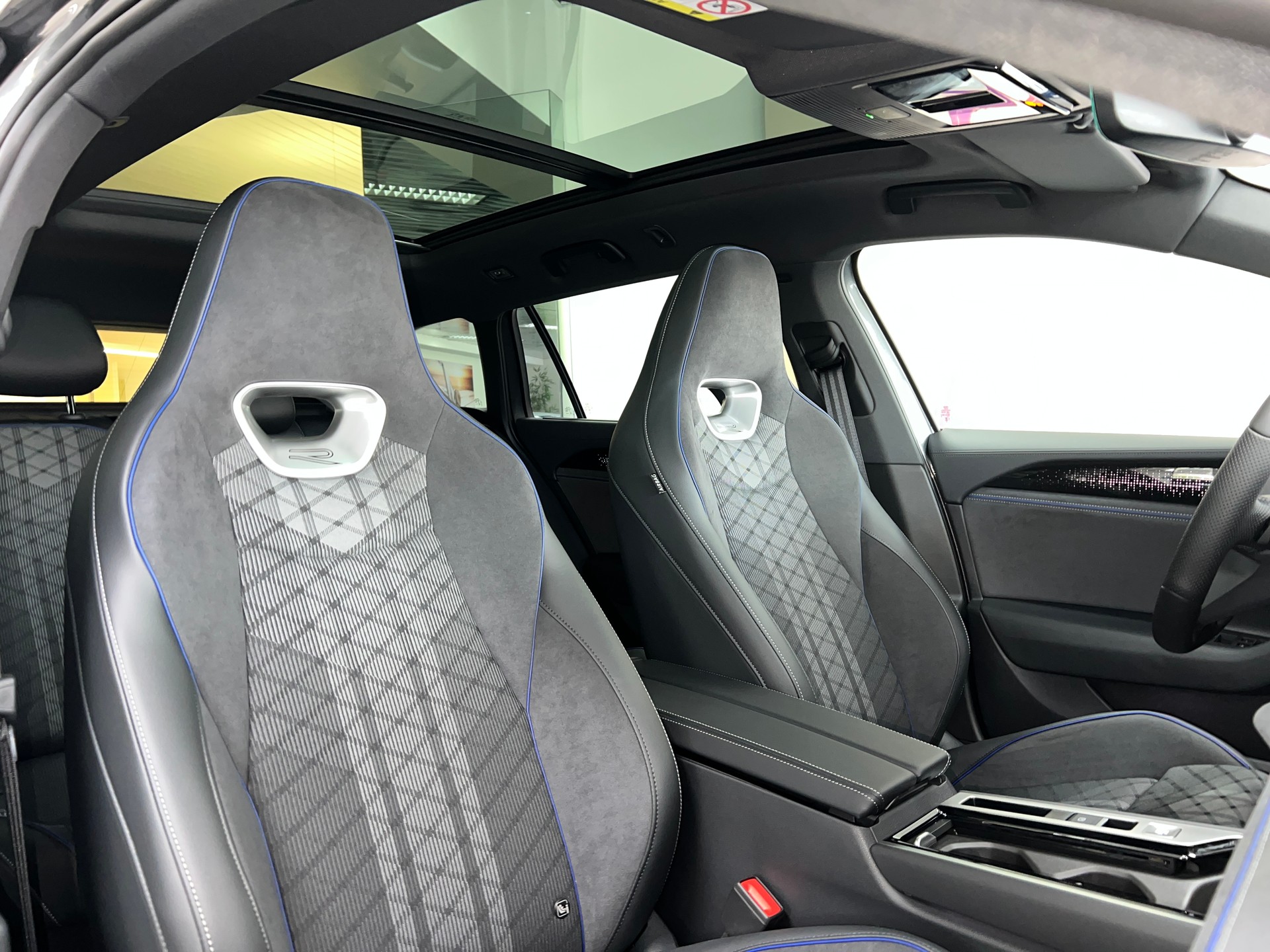 VW Passat Variant 2.0 TDI evo R-Line 4 Motion DSG / 5 Jahre Garantie-image-9