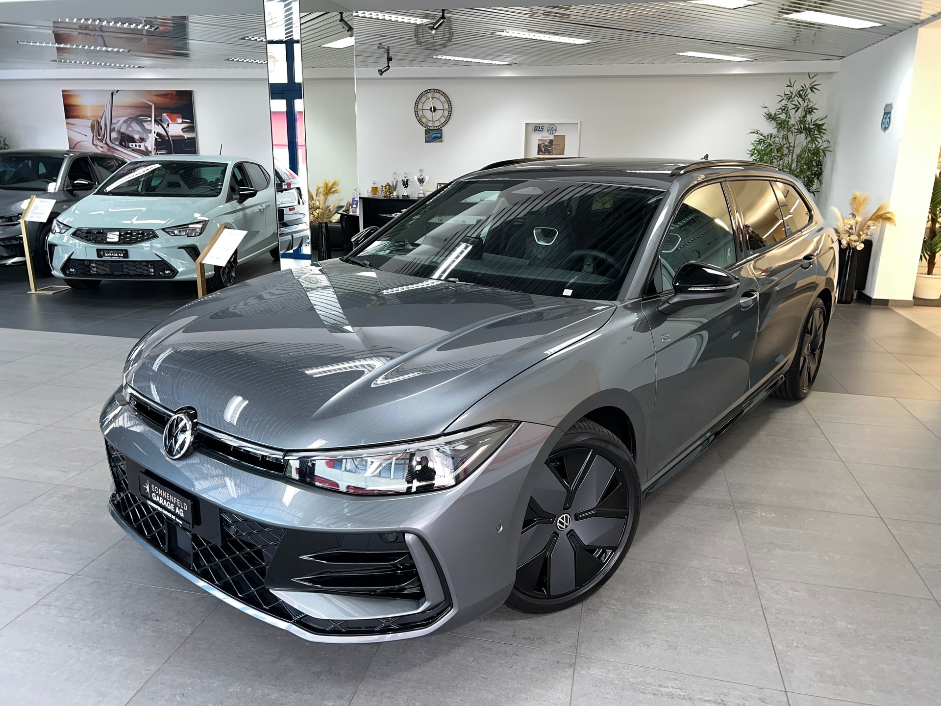 VW Passat Variant 2.0 TDI evo R-Line 4 Motion DSG / 5 Jahre Garantie-image-3