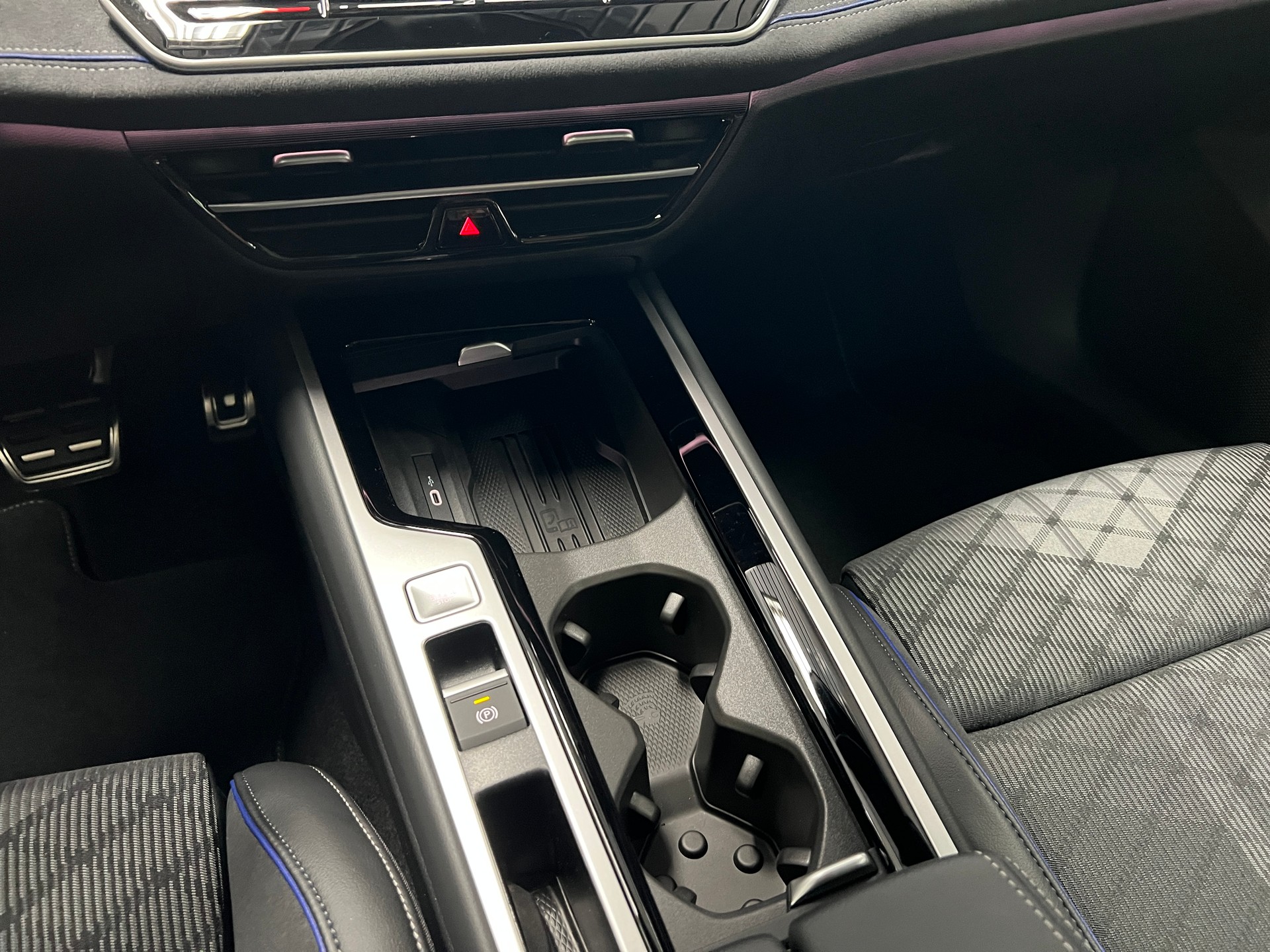 VW Passat Variant 2.0 TDI evo R-Line 4 Motion DSG / 5 Jahre Garantie-image-16
