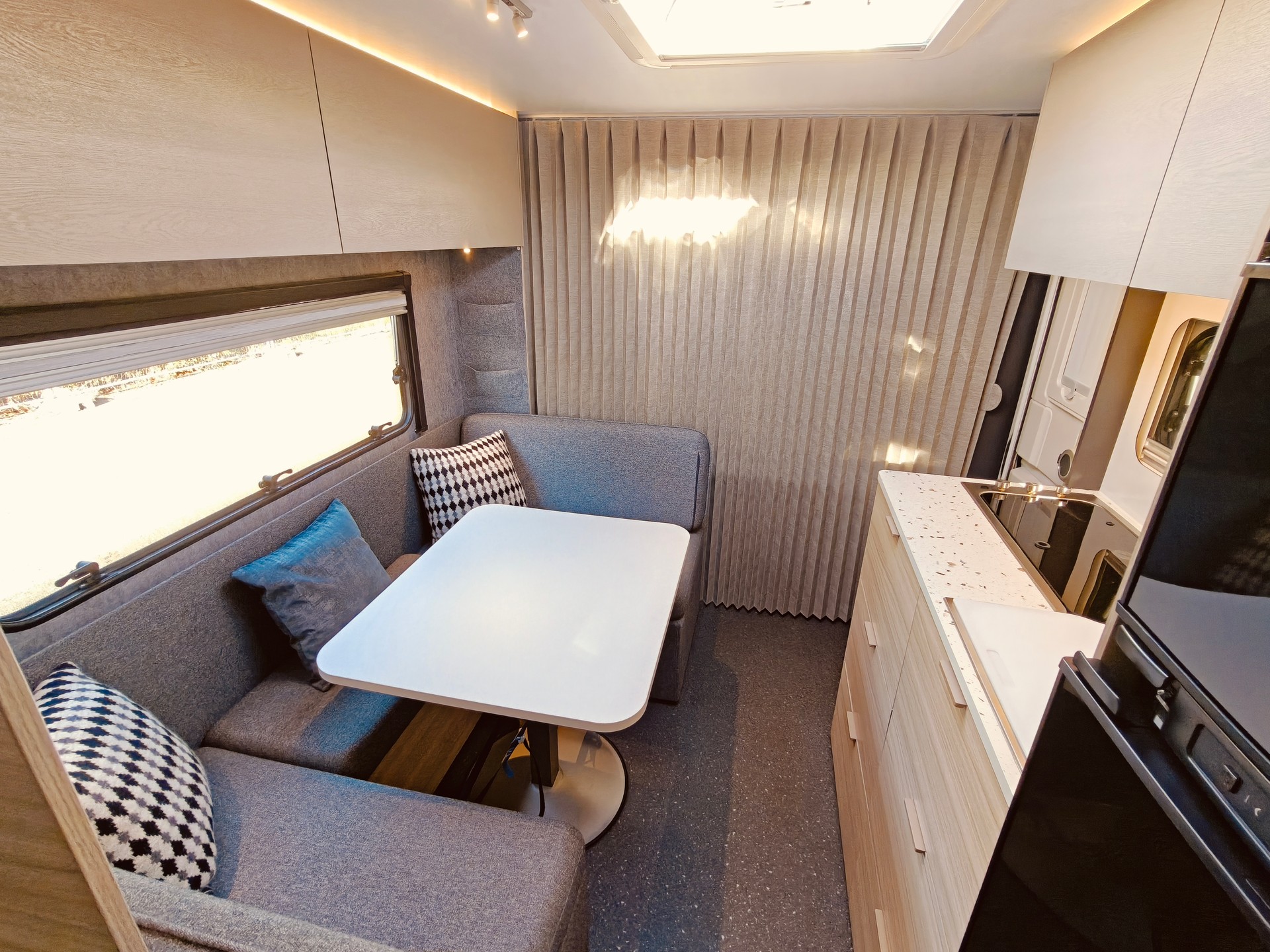 ADRIA Altea 552 PK -- 3x Etagenbett -- Klima -- Mover -- Markise -- Clesana C1 WC-image-8