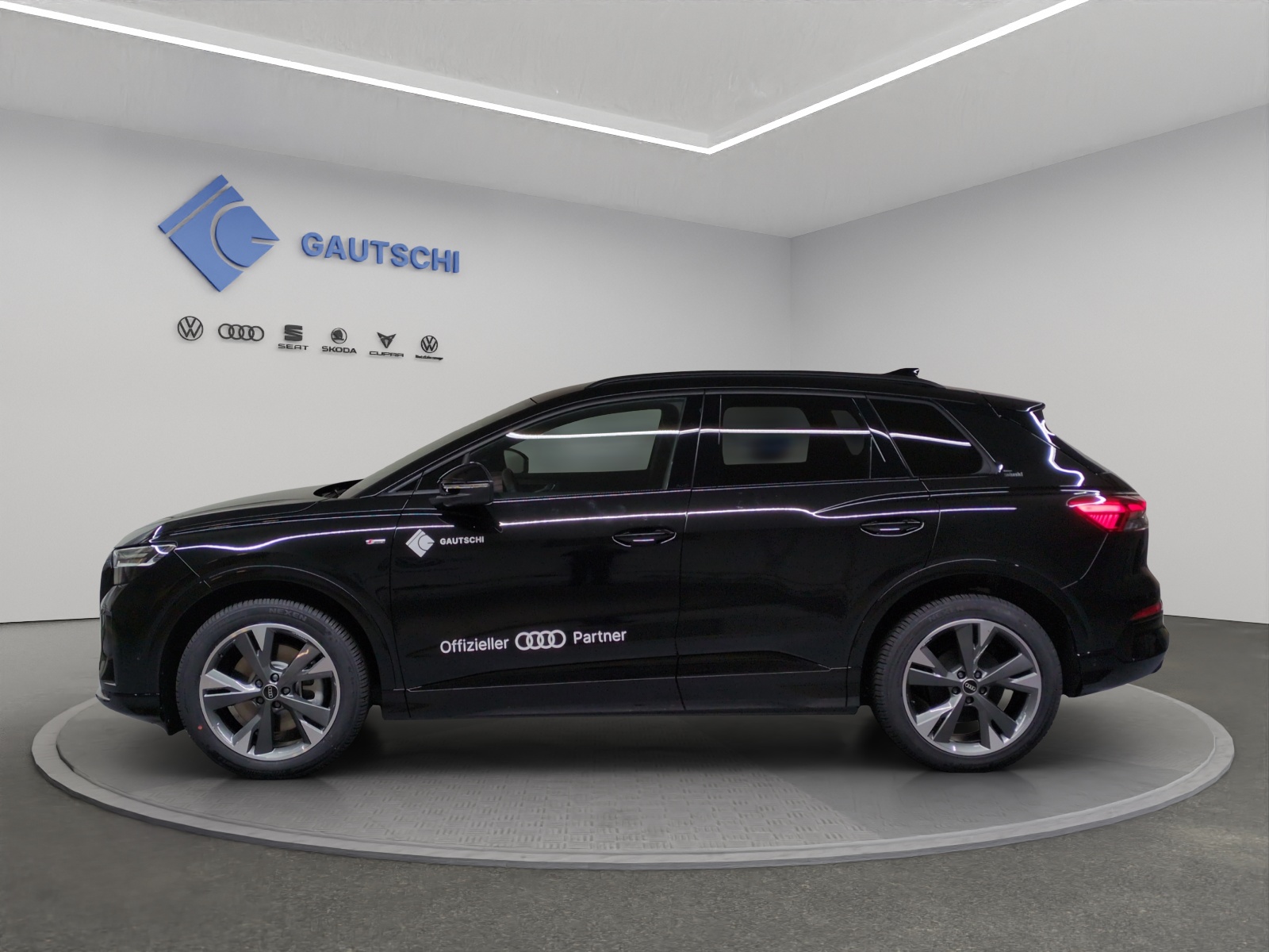 AUDI Q4 e-tron SUV quattro performance Swiss Ski-image-1
