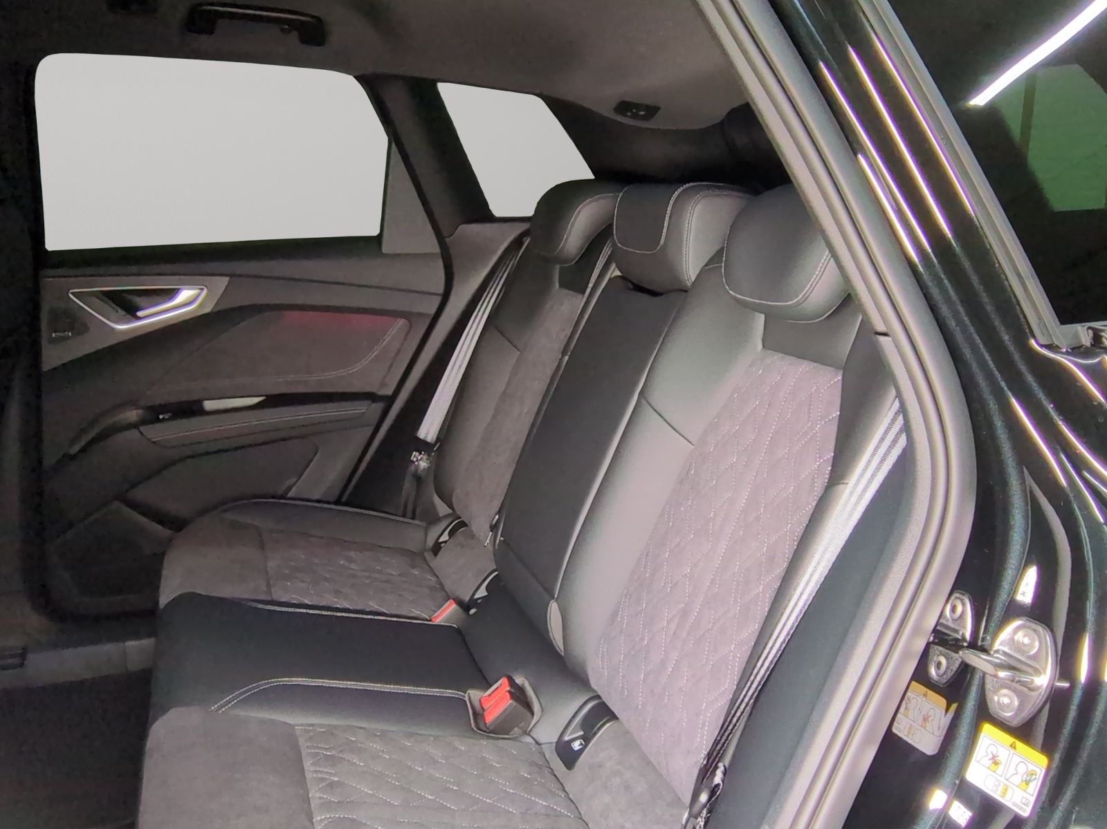 AUDI Q4 e-tron SUV quattro performance Swiss Ski-image-8