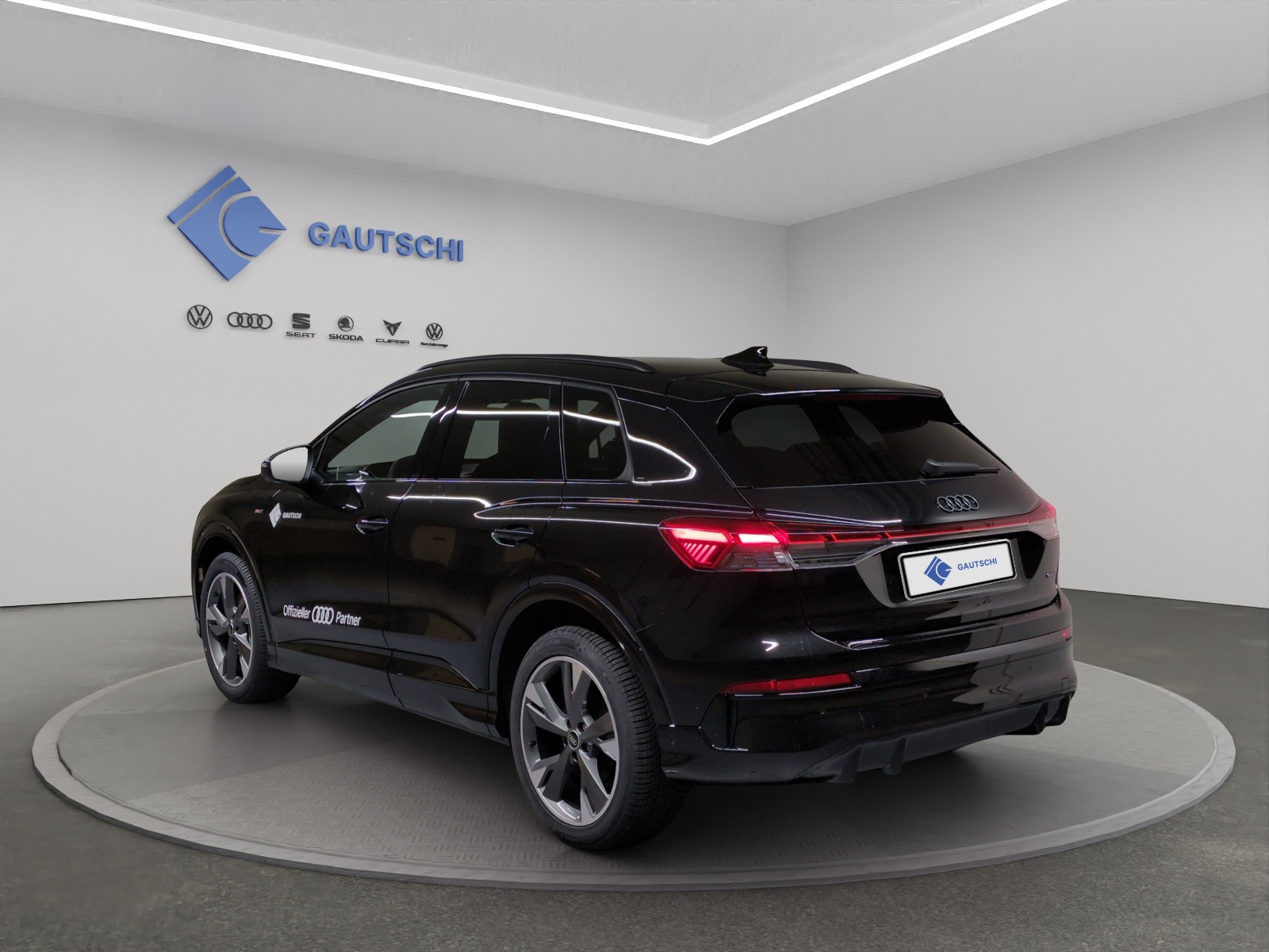 AUDI Q4 e-tron SUV quattro performance Swiss Ski-image-2