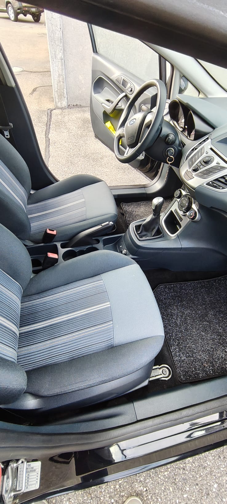 FORD Fiesta 1.25 16V 82 Ambiente-image-4