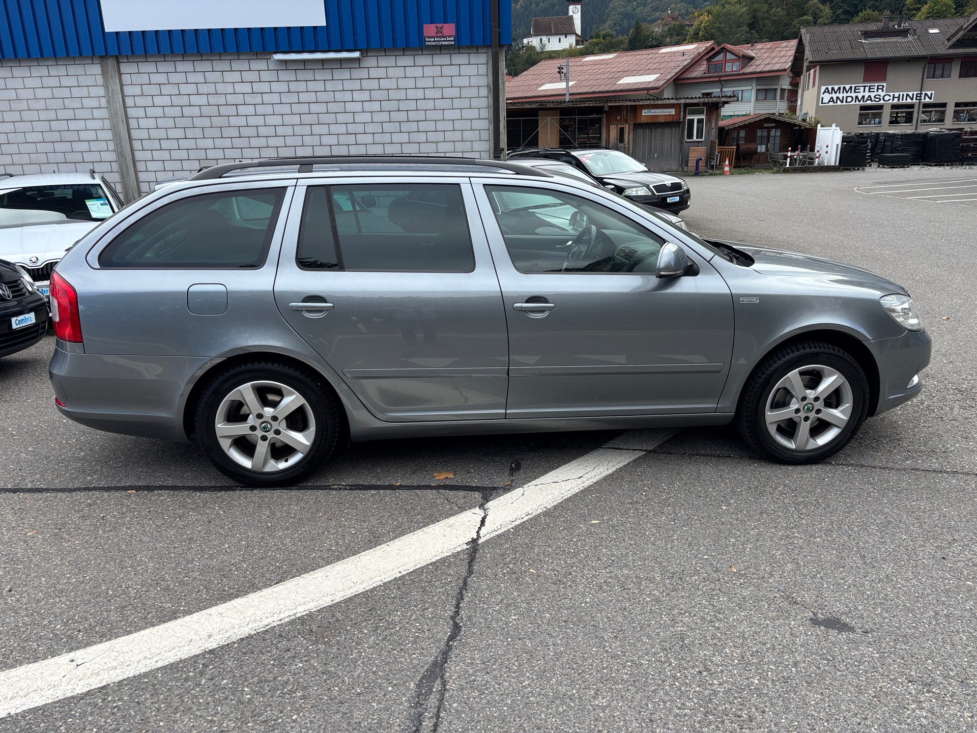 SKODA Octavia Combi 1.8 TSI Family-image-4