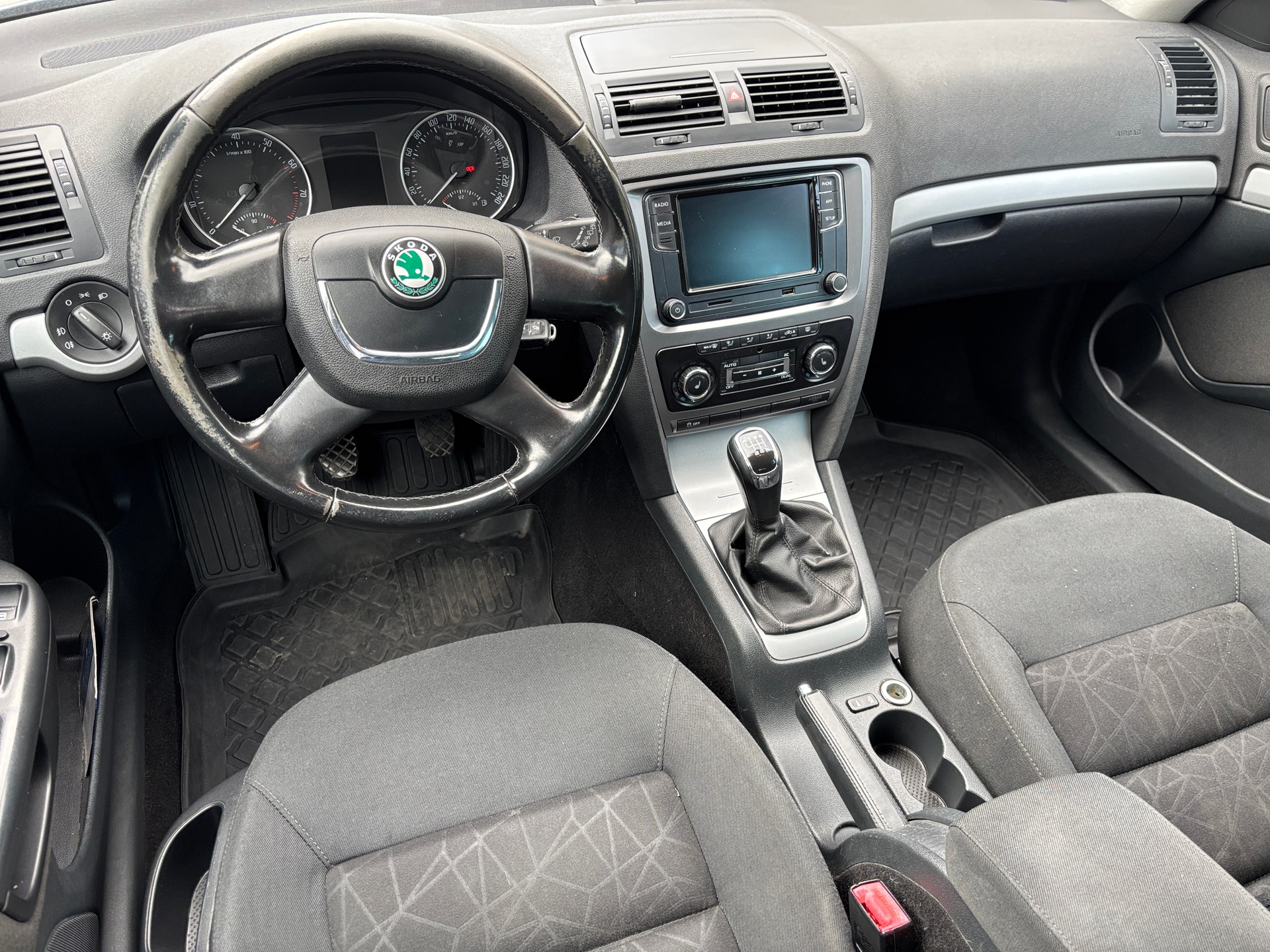 SKODA Octavia Combi 1.8 TSI Family-image-9