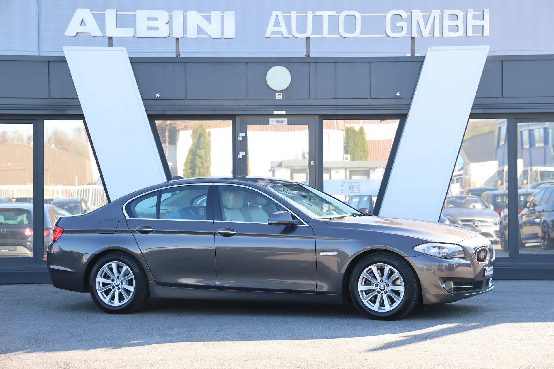 BMW 528i xDrive Steptronic-showroom-element-1