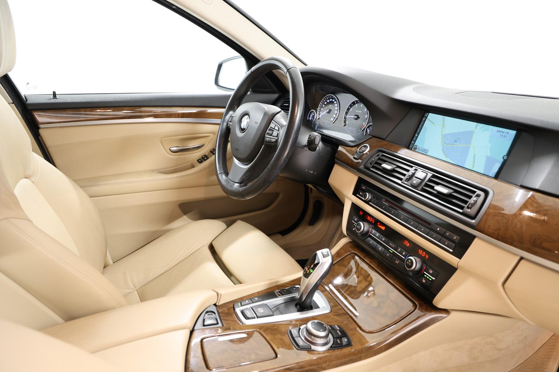 BMW 528i xDrive Steptronic-image-12