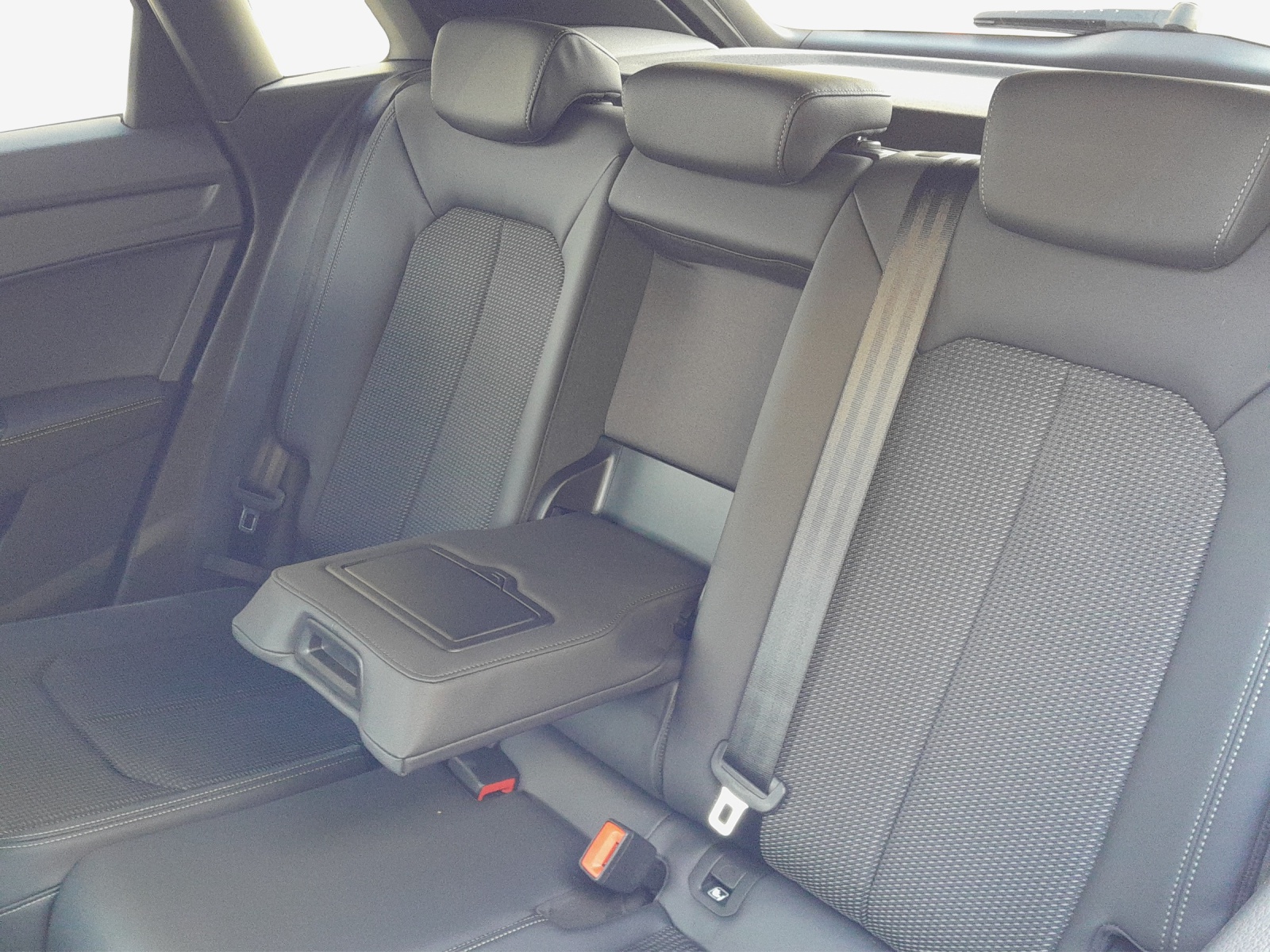 AUDI Q3 40 TFSI S line quattro S-tronic-image-8