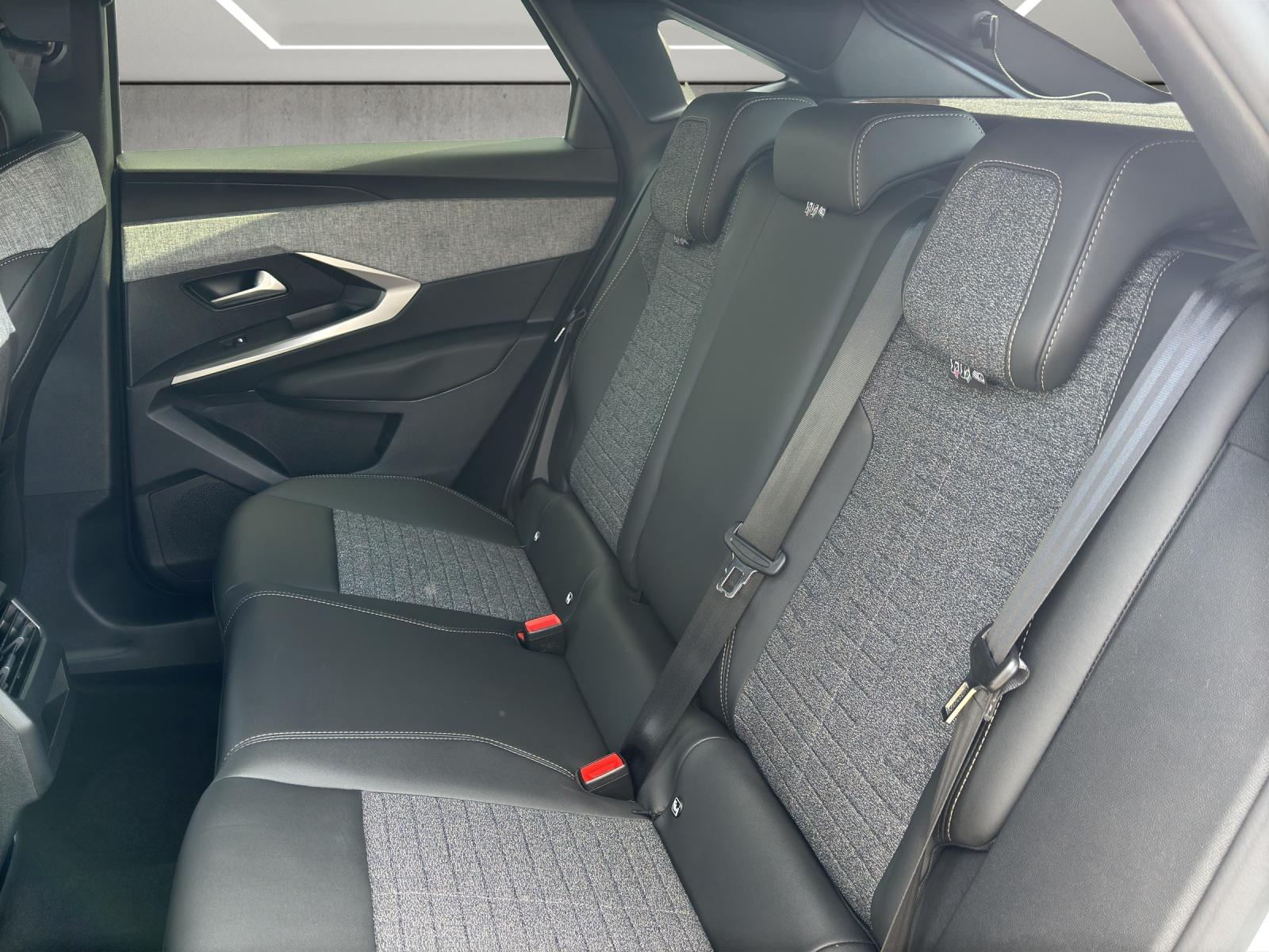 PEUGEOT 3008 1.2 Hybrid 145 Allure Premium-image-16