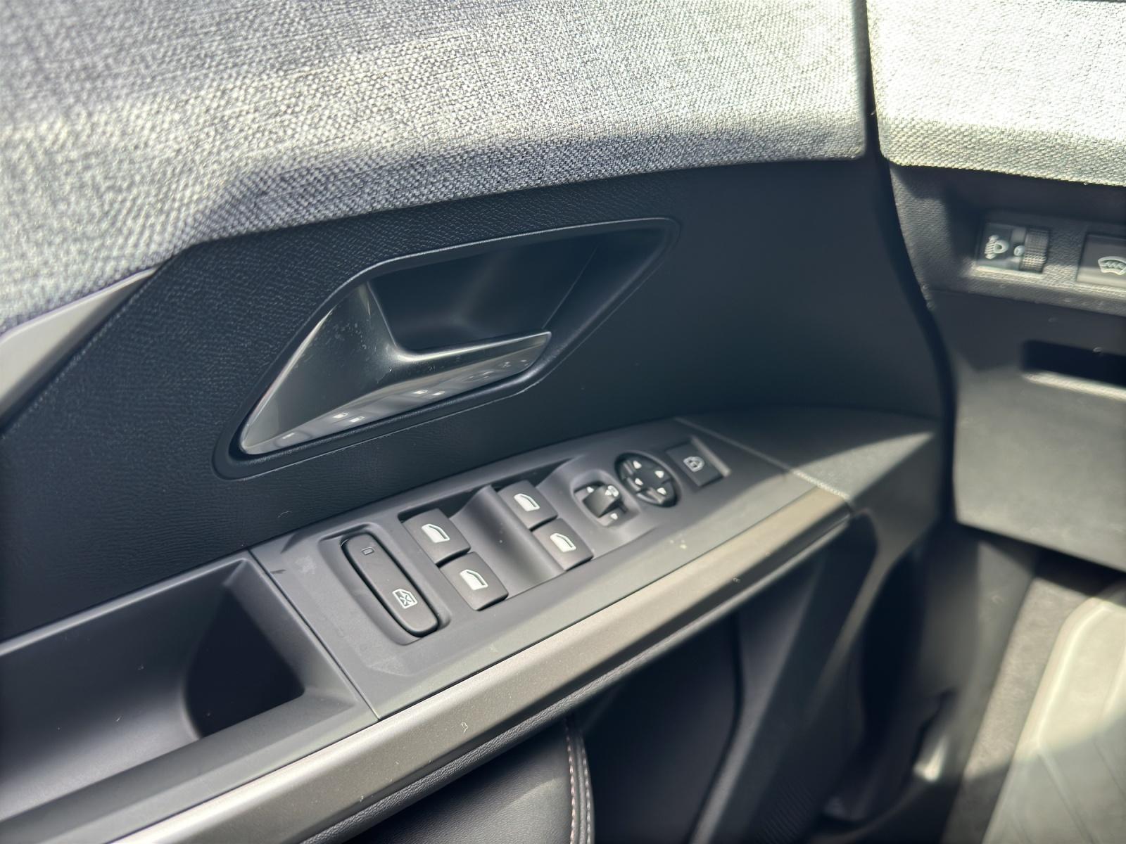 PEUGEOT 3008 1.2 Hybrid 145 Allure Premium-image-9