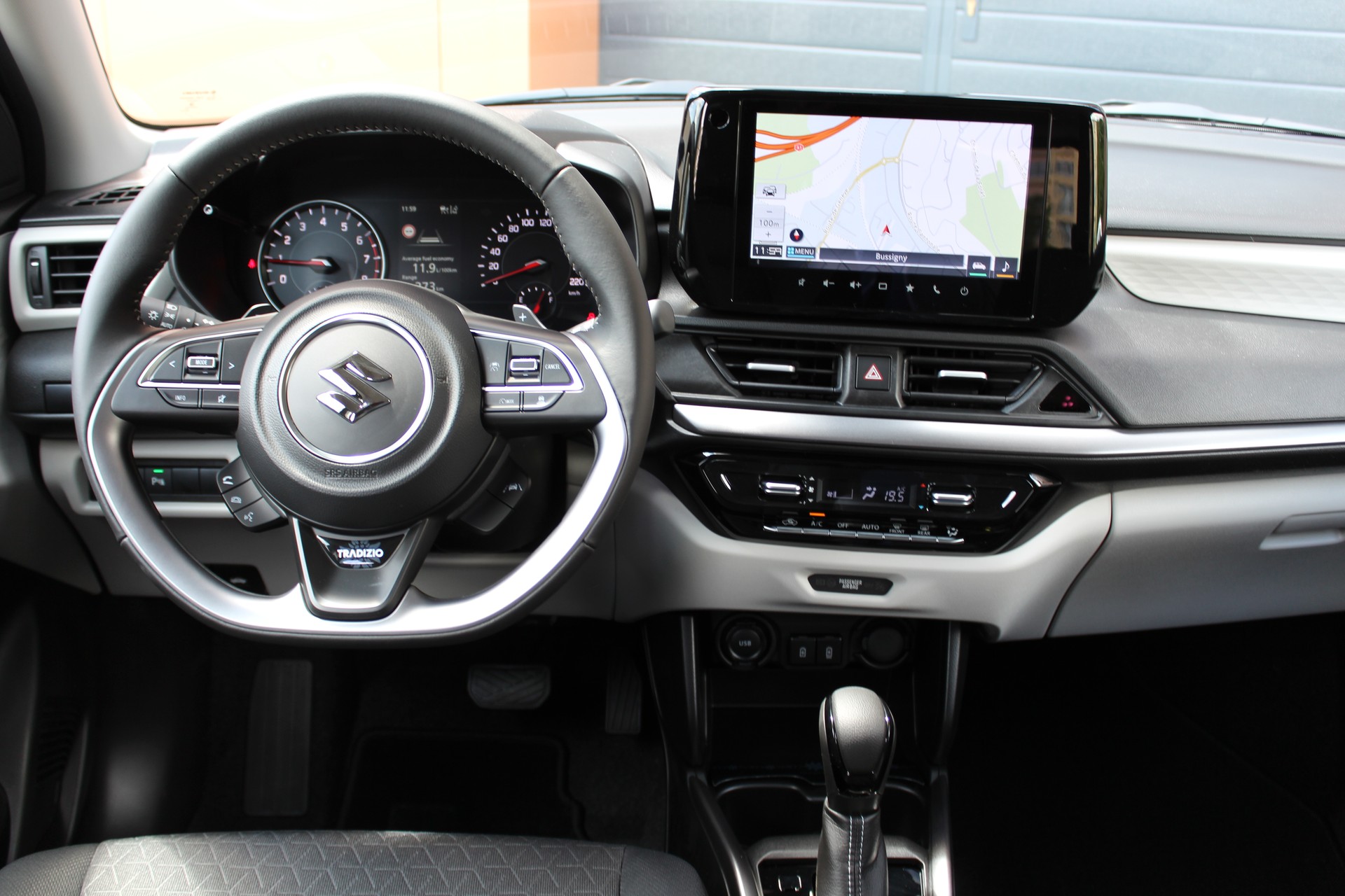 SUZUKI Swift 1.2 Compact Top Hybrid CVT - "Livrable de suite * Tempomat Adapt. * Clim Auto * GPS * Caméra * Keyless"-image-8