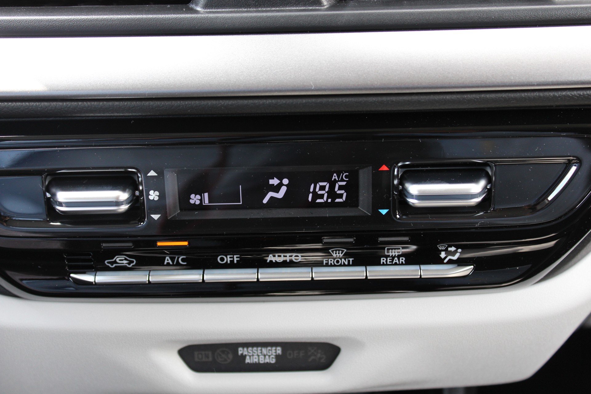 SUZUKI Swift 1.2 Compact Top Hybrid CVT - "Livrable de suite * Tempomat Adapt. * Clim Auto * GPS * Caméra * Keyless"-image-18