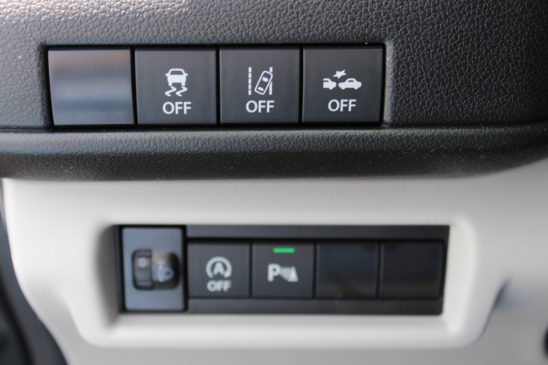 SUZUKI Swift 1.2 Compact Top Hybrid CVT - "Livrable de suite * Tempomat Adapt. * Clim Auto * GPS * Caméra * Keyless"-image-14