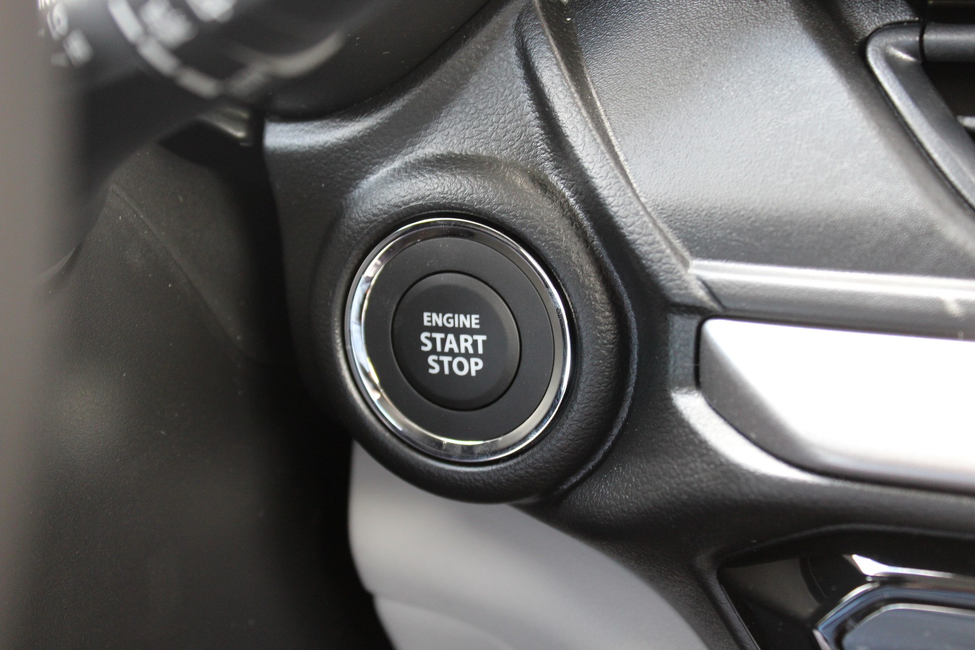 SUZUKI Swift 1.2 Compact Top Hybrid CVT - "Livrable de suite * Tempomat Adapt. * Clim Auto * GPS * Caméra * Keyless"-image-12